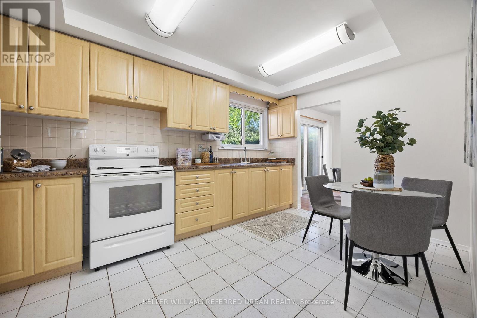17 Madron Crescent, Toronto, Ontario  M3J 1H8 - Photo 8 - W12469319