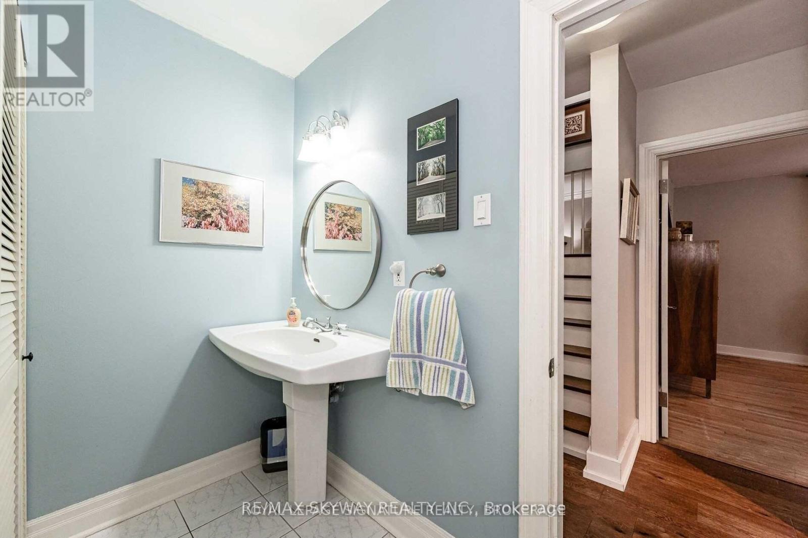 25 Mineola Road, Mississauga, Ontario  L5G 2E3 - Photo 11 - W12469322