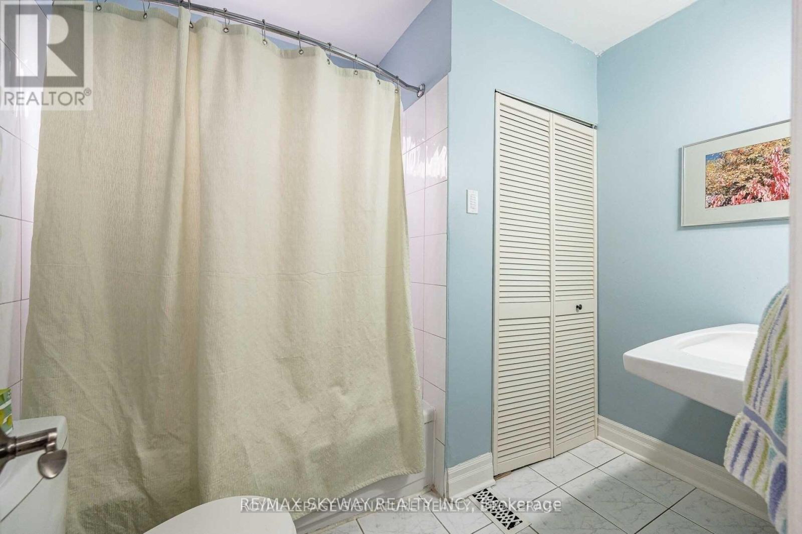 25 Mineola Road, Mississauga, Ontario  L5G 2E3 - Photo 12 - W12469322