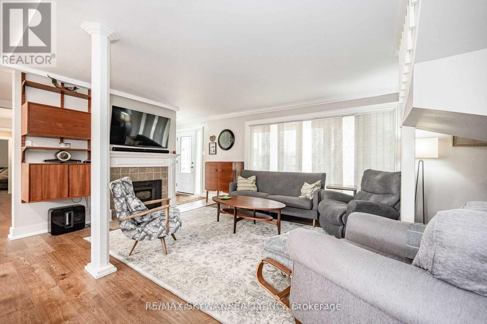 25 Mineola Road, Mississauga, Ontario  L5G 2E3 - Photo 2 - W12469322