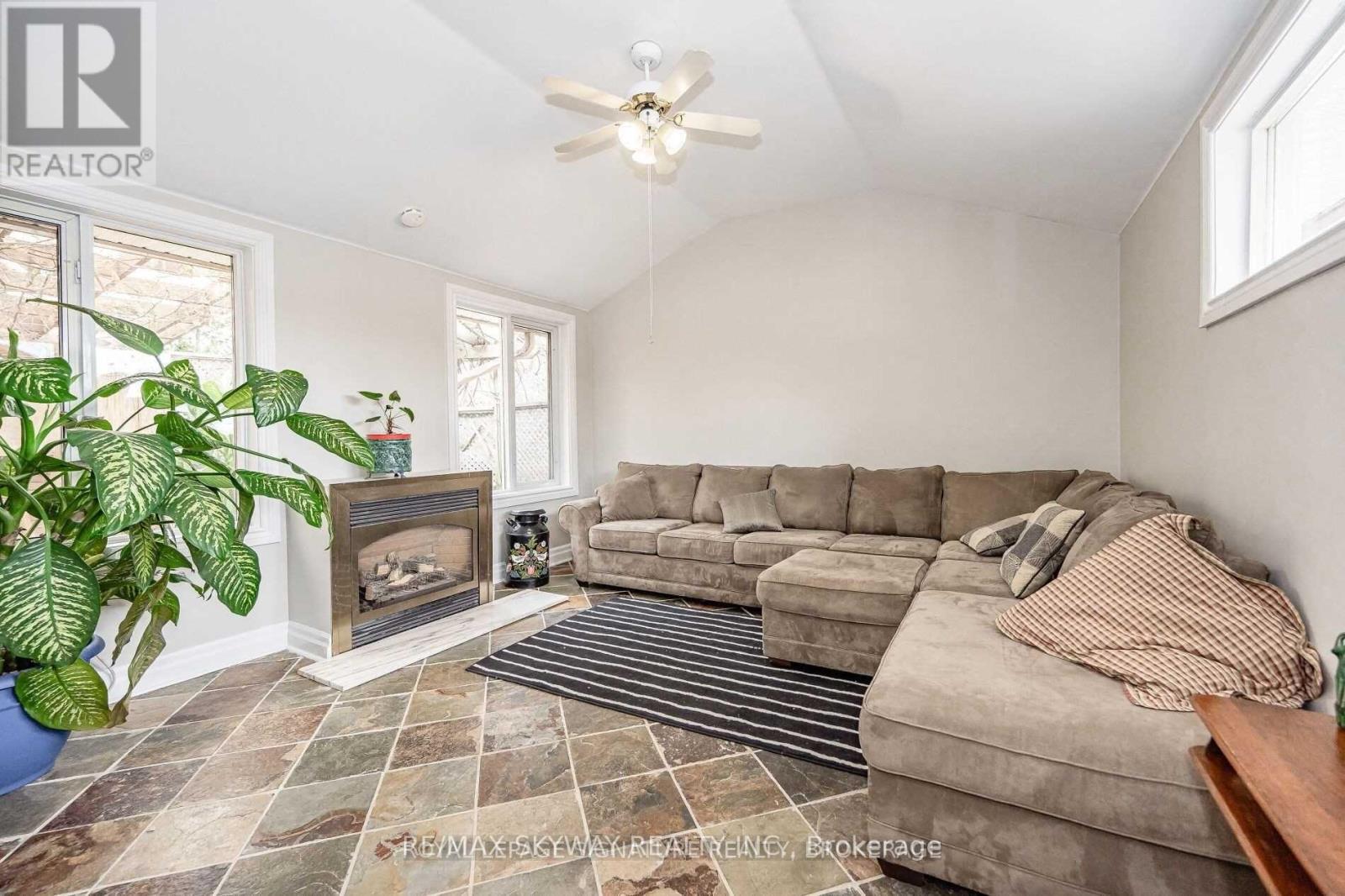 25 Mineola Road, Mississauga, Ontario  L5G 2E3 - Photo 6 - W12469322