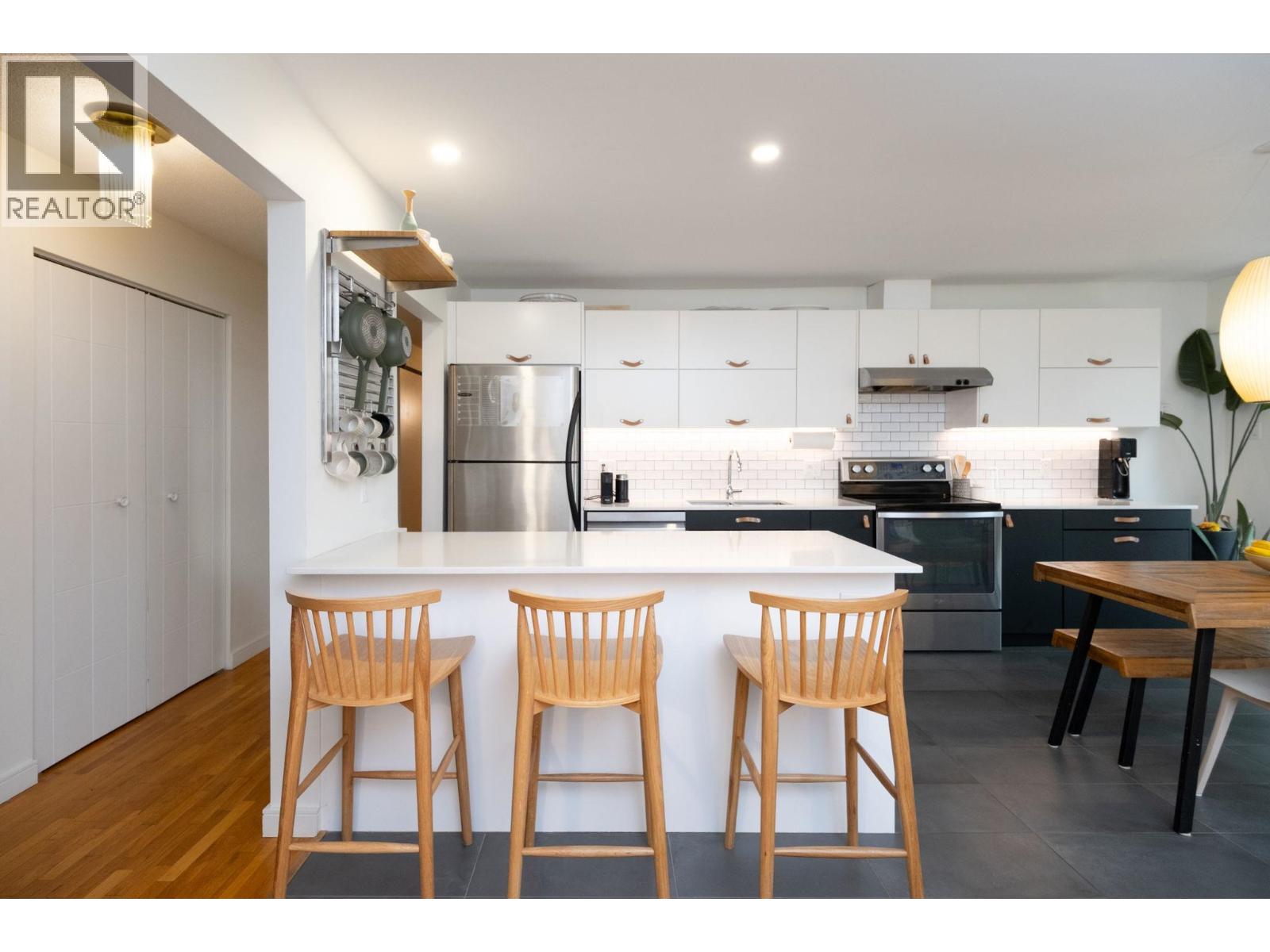 412 555 W 28 Street, North Vancouver, British Columbia  V7N 2J7 - Photo 2 - R3059658