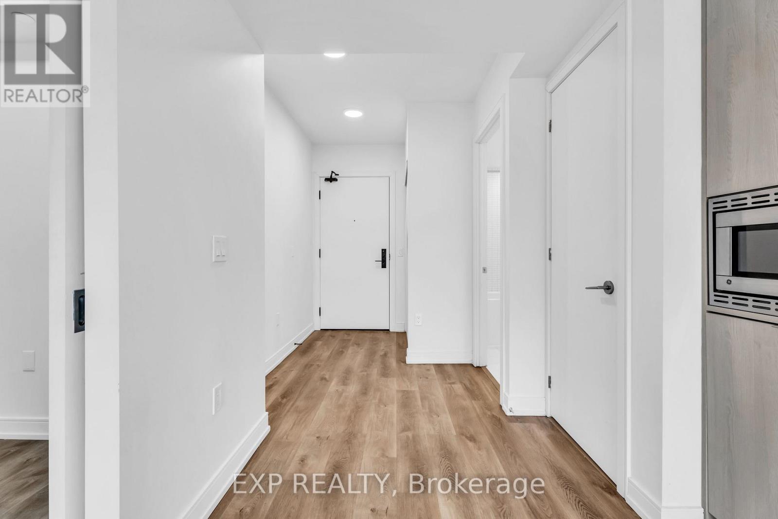 828 - 1 Jarvis Street, Hamilton, Ontario  L8R 3J2 - Photo 4 - X12469288