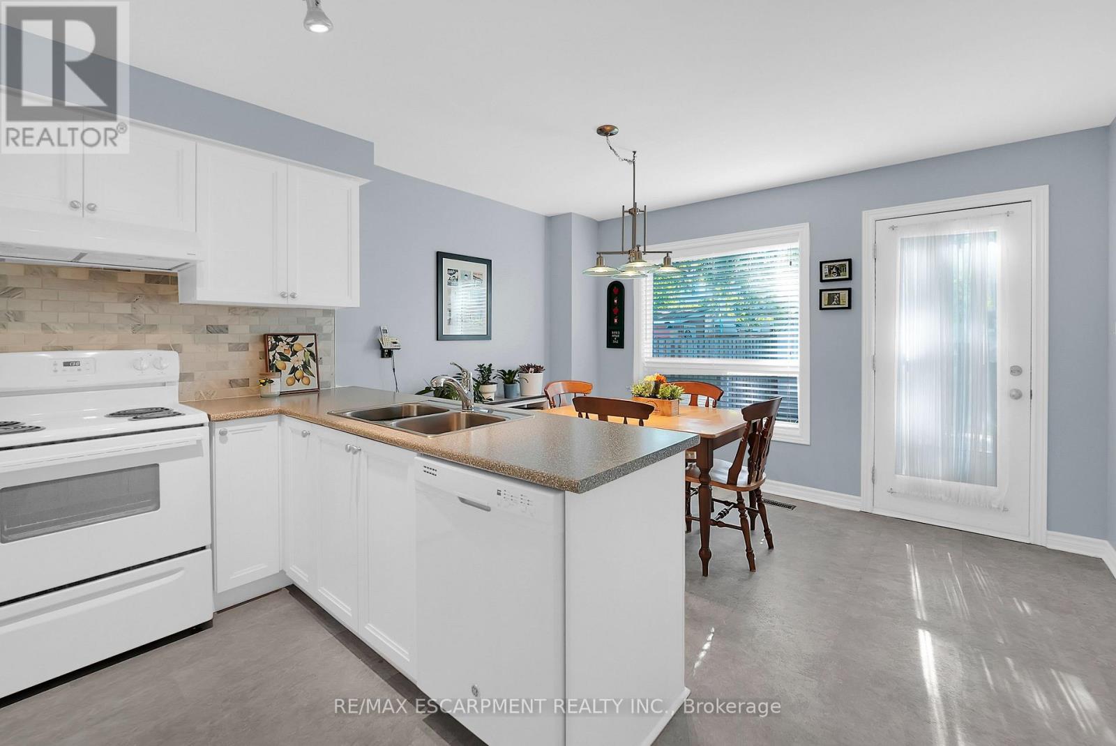 15 Hedgelawn Drive, Grimsby, Ontario  L3M 5G9 - Photo 10 - X12469289