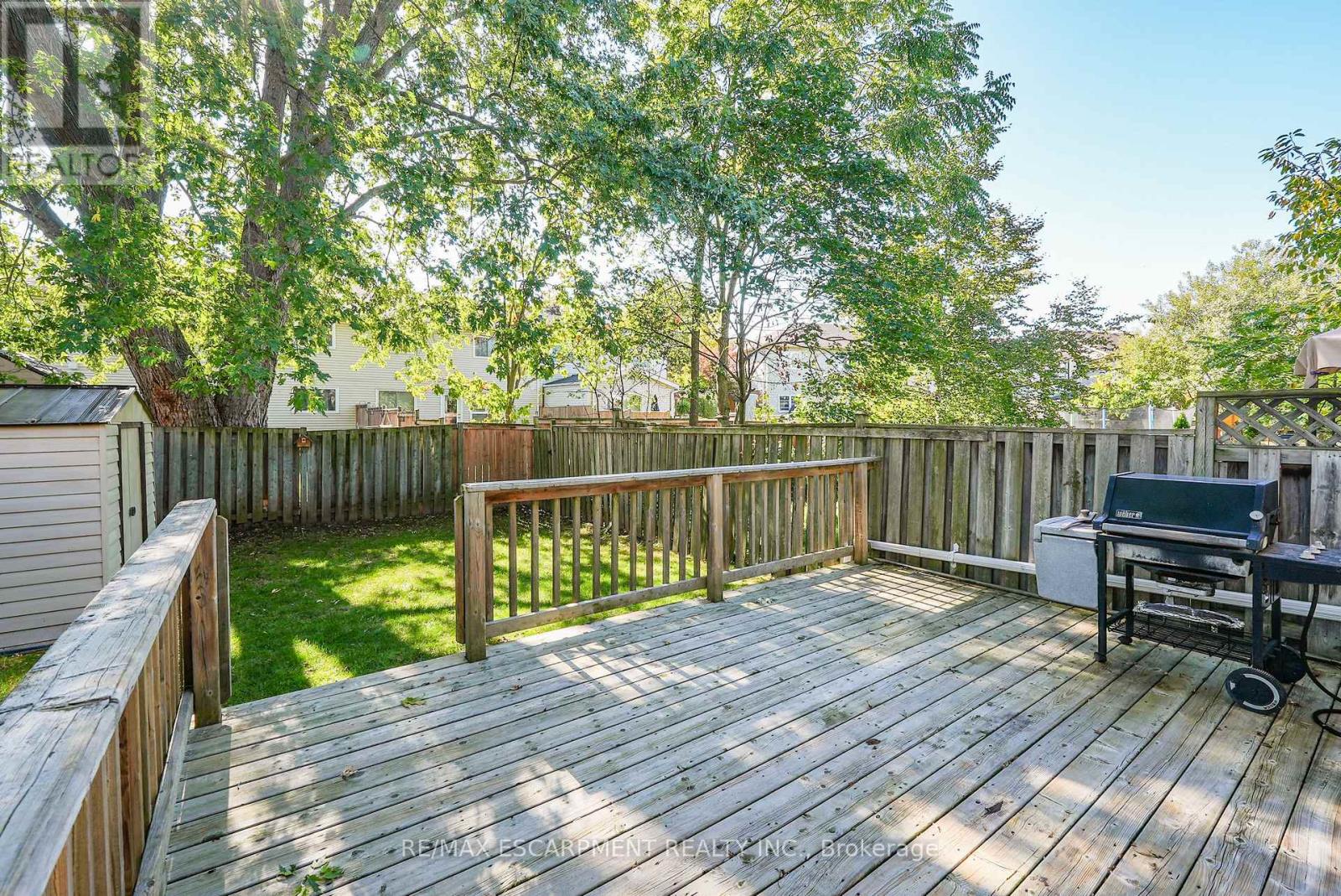 15 Hedgelawn Drive, Grimsby, Ontario  L3M 5G9 - Photo 11 - X12469289