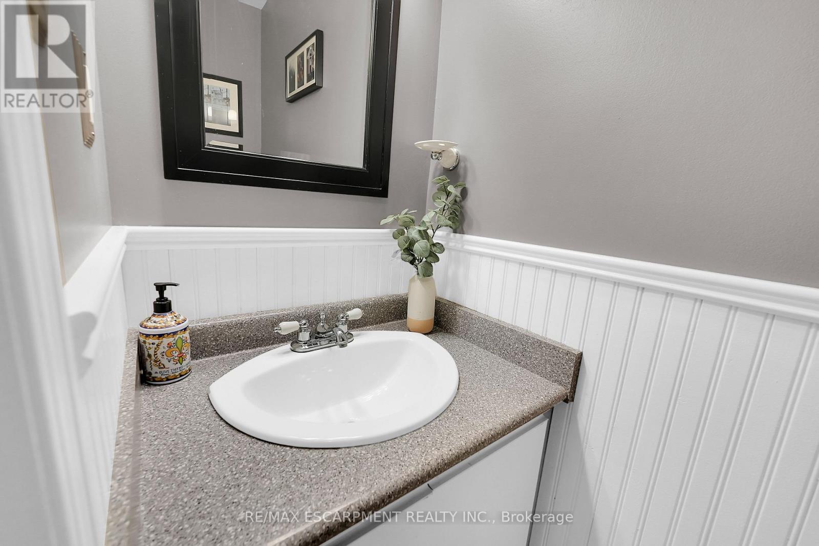 15 Hedgelawn Drive, Grimsby, Ontario  L3M 5G9 - Photo 12 - X12469289