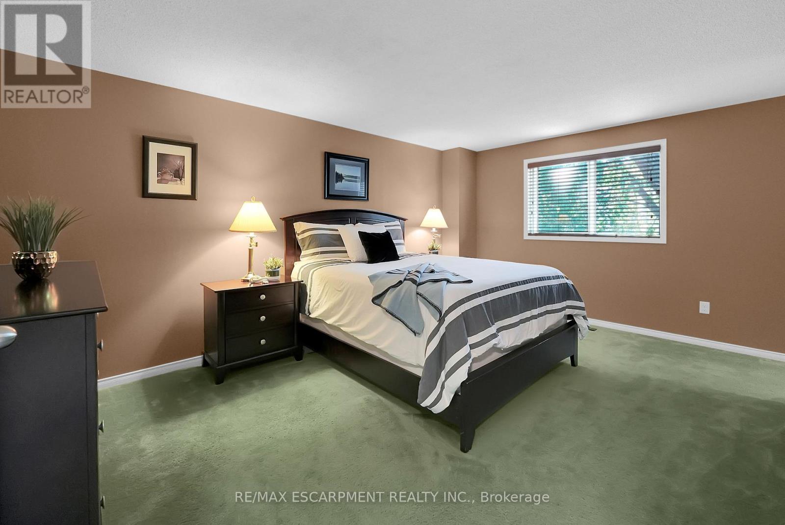15 Hedgelawn Drive, Grimsby, Ontario  L3M 5G9 - Photo 13 - X12469289