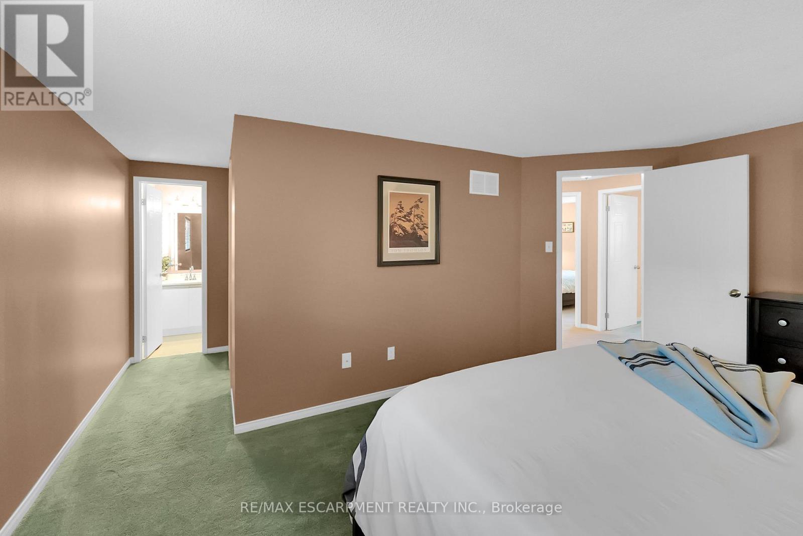 15 Hedgelawn Drive, Grimsby, Ontario  L3M 5G9 - Photo 14 - X12469289