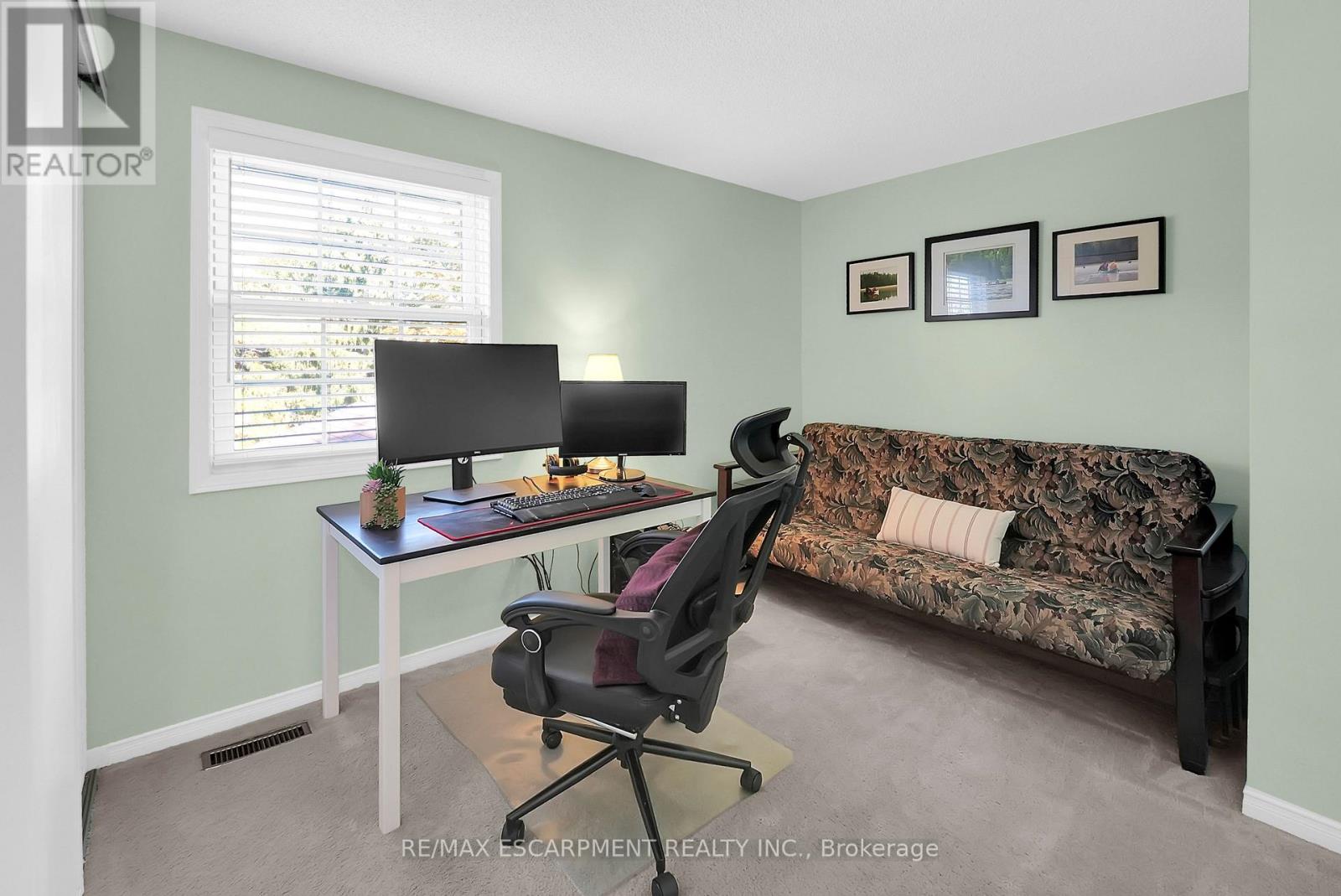15 Hedgelawn Drive, Grimsby, Ontario  L3M 5G9 - Photo 17 - X12469289
