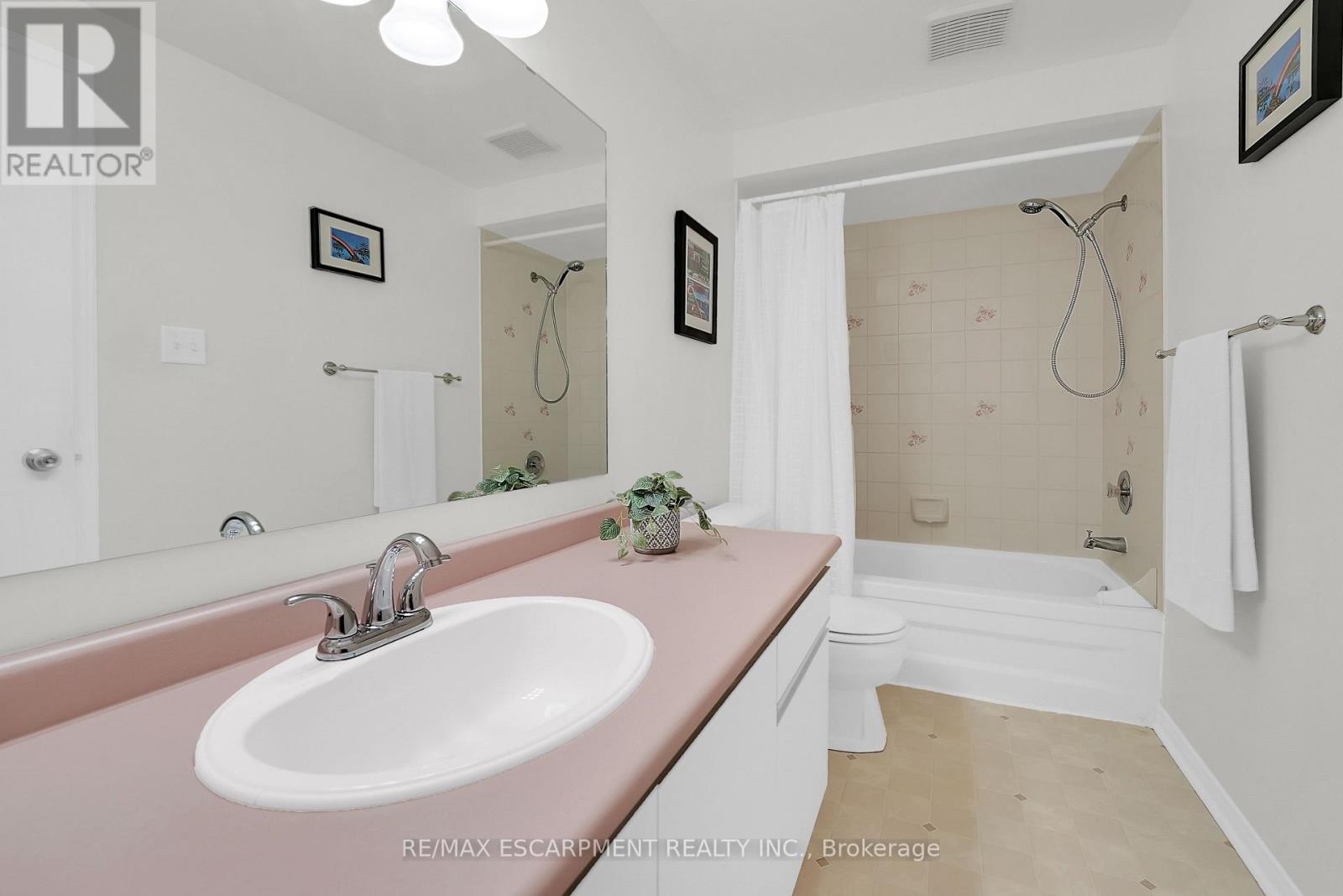15 Hedgelawn Drive, Grimsby, Ontario  L3M 5G9 - Photo 18 - X12469289
