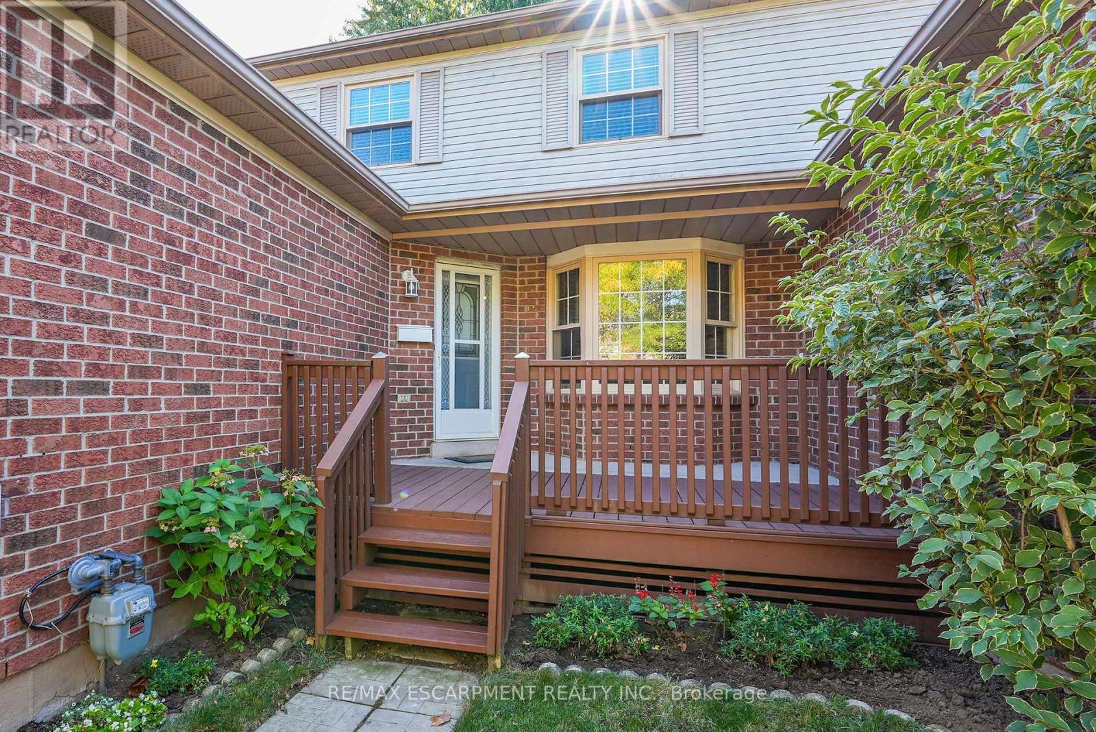 15 Hedgelawn Drive, Grimsby, Ontario  L3M 5G9 - Photo 2 - X12469289