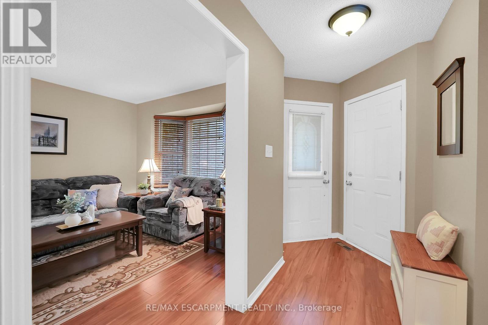 15 Hedgelawn Drive, Grimsby, Ontario  L3M 5G9 - Photo 4 - X12469289