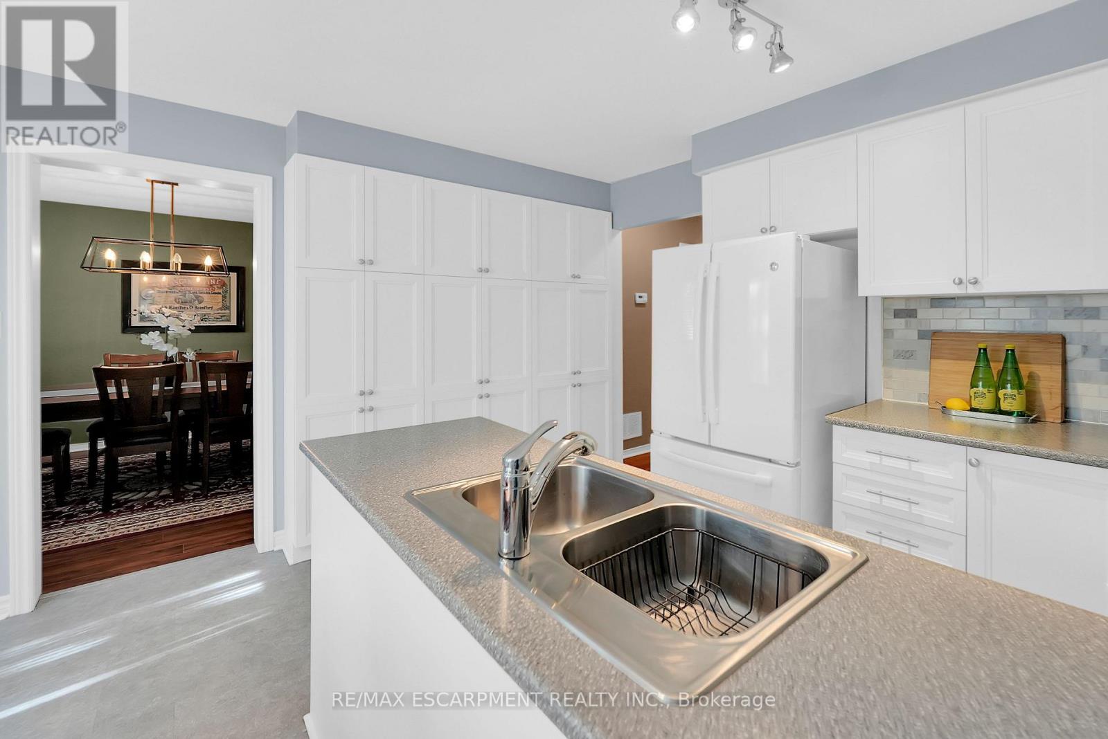 15 Hedgelawn Drive, Grimsby, Ontario  L3M 5G9 - Photo 8 - X12469289