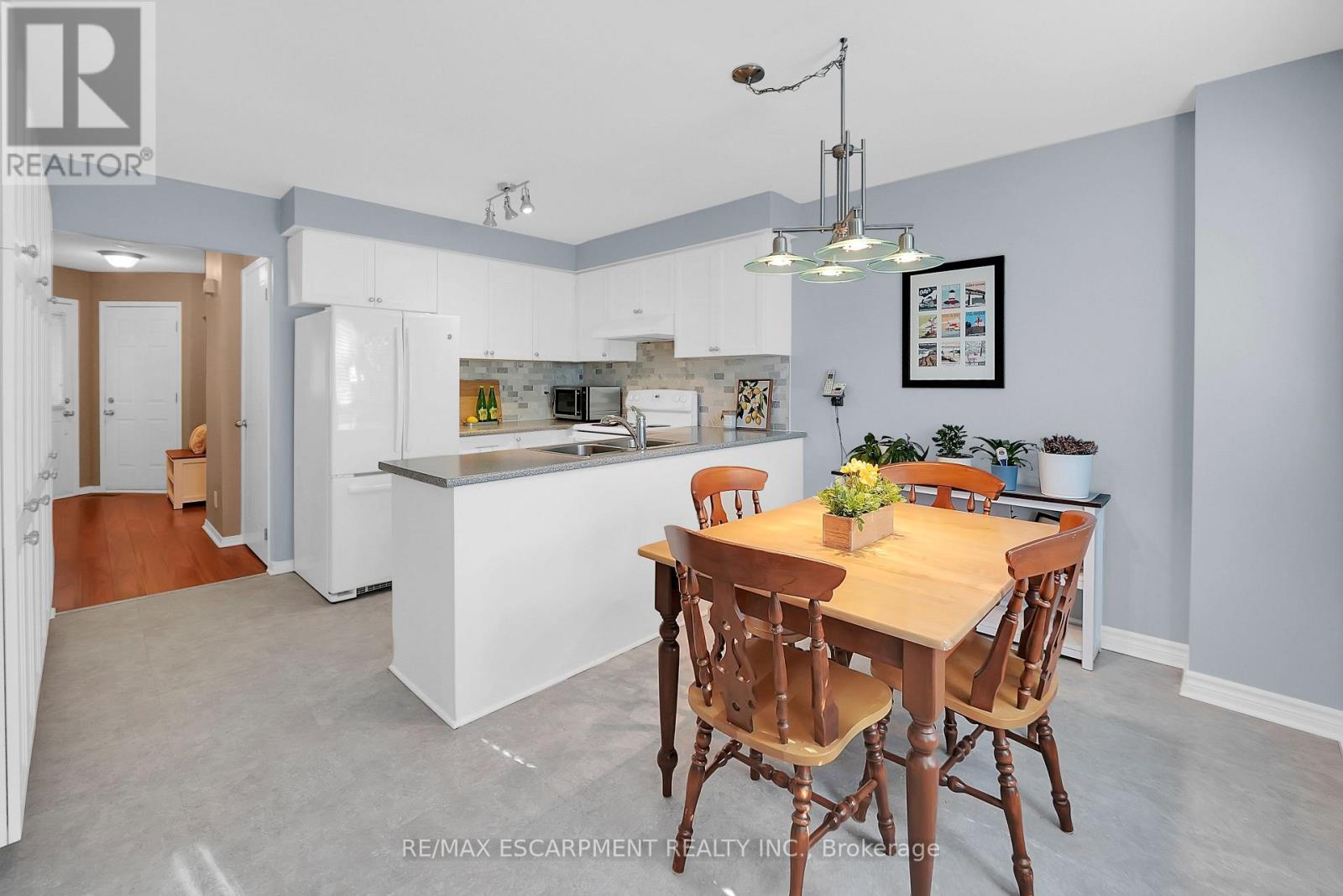 15 Hedgelawn Drive, Grimsby, Ontario  L3M 5G9 - Photo 9 - X12469289