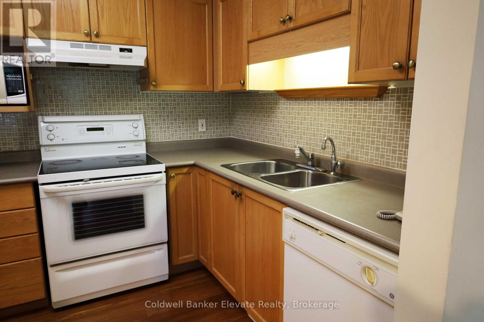 16 - 2705 Kingsway Drive, Kitchener, Ontario  N2C 2T2 - Photo 32 - X12469382