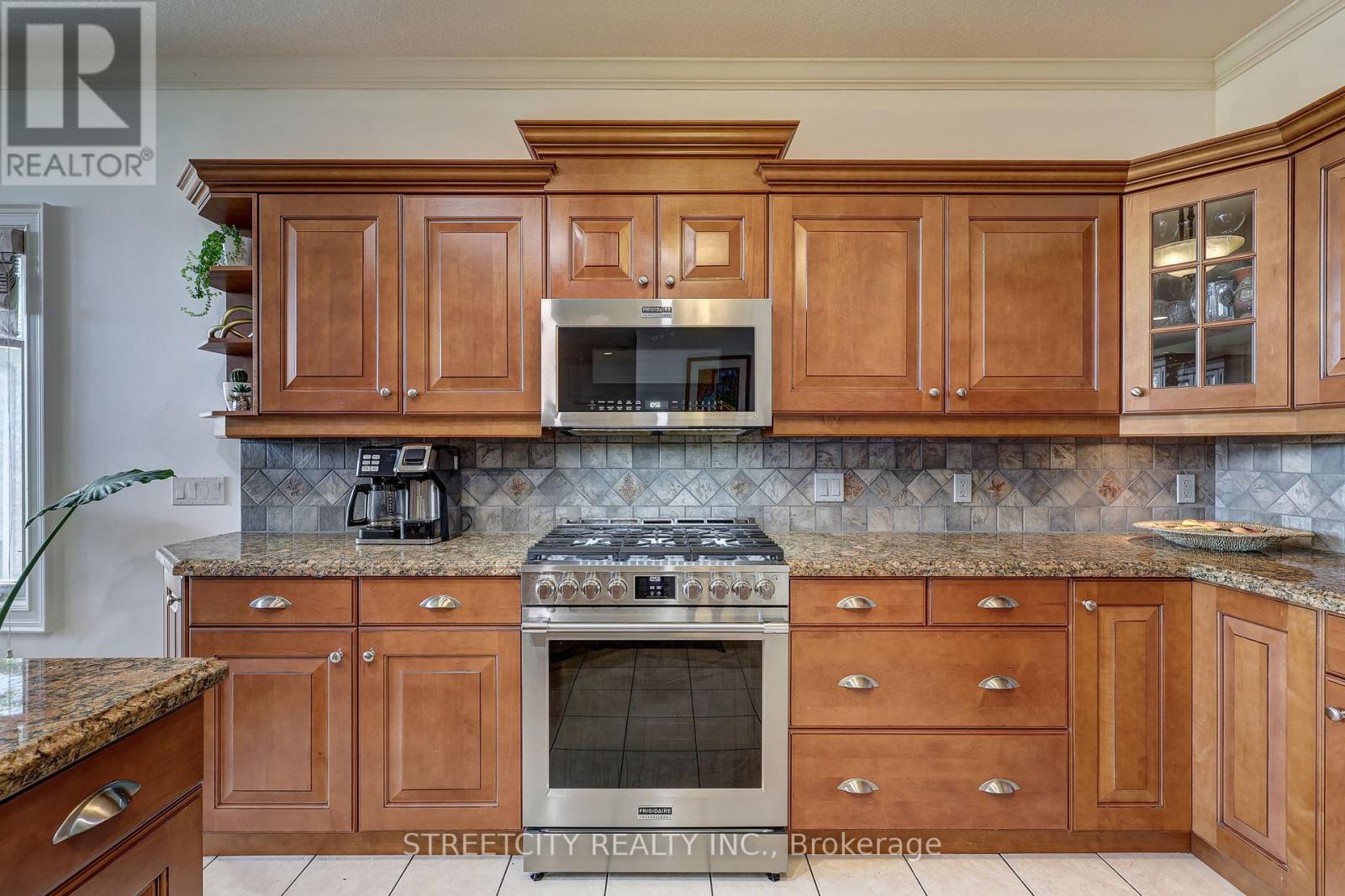 21 Beechwood Circle, St. Thomas, Ontario  N5R 6K4 - Photo 10 - X12462371