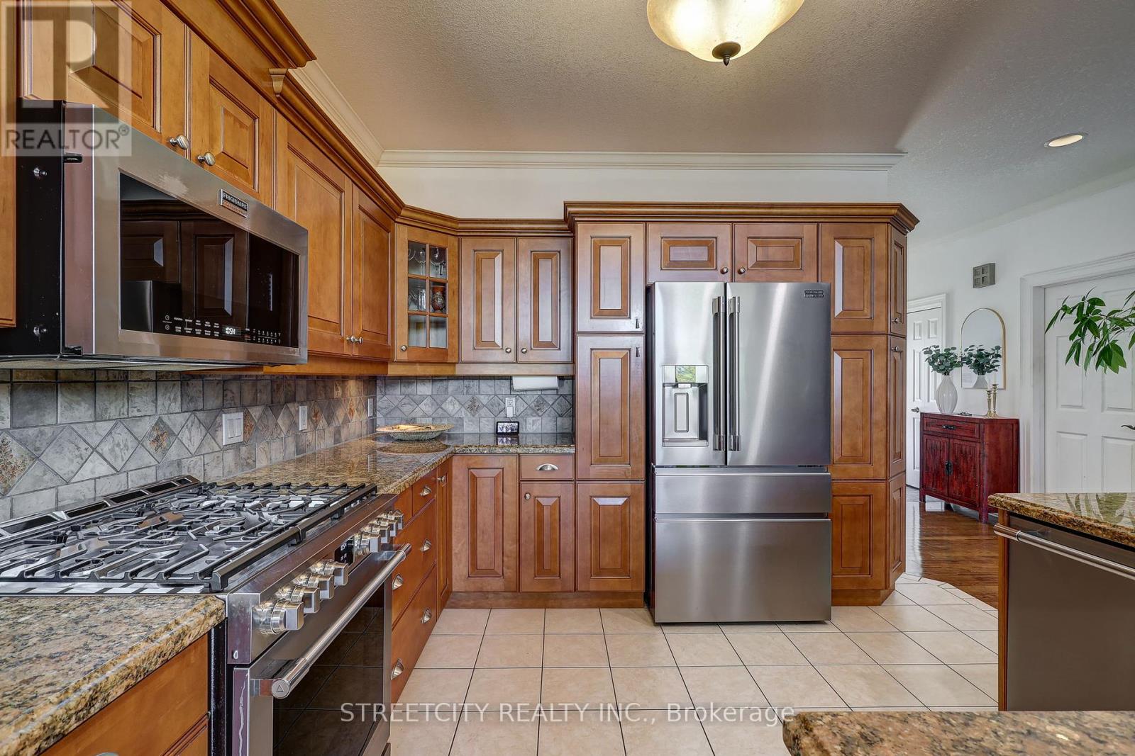 21 Beechwood Circle, St. Thomas, Ontario  N5R 6K4 - Photo 13 - X12462371