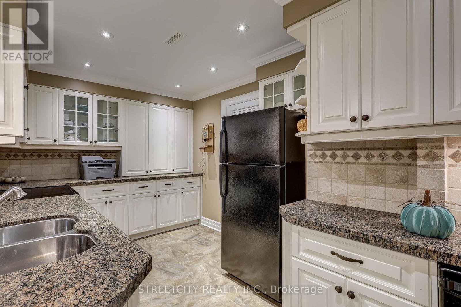 21 Beechwood Circle, St. Thomas, Ontario  N5R 6K4 - Photo 33 - X12462371