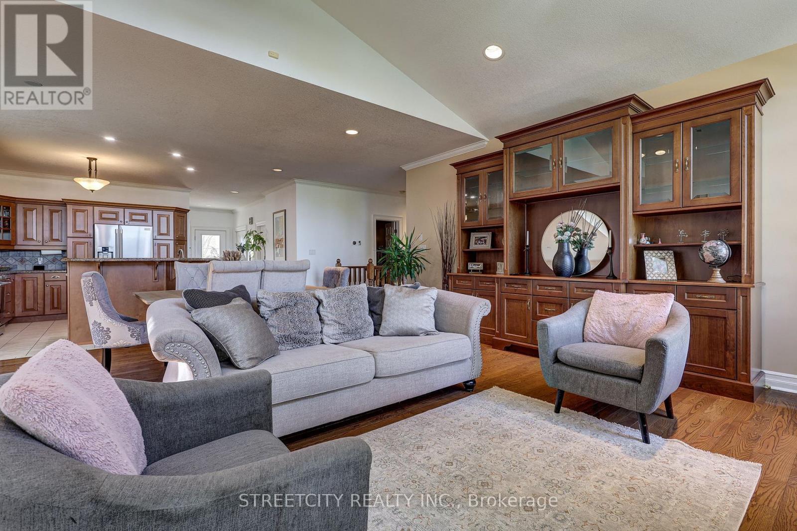 21 Beechwood Circle, St. Thomas, Ontario  N5R 6K4 - Photo 7 - X12462371