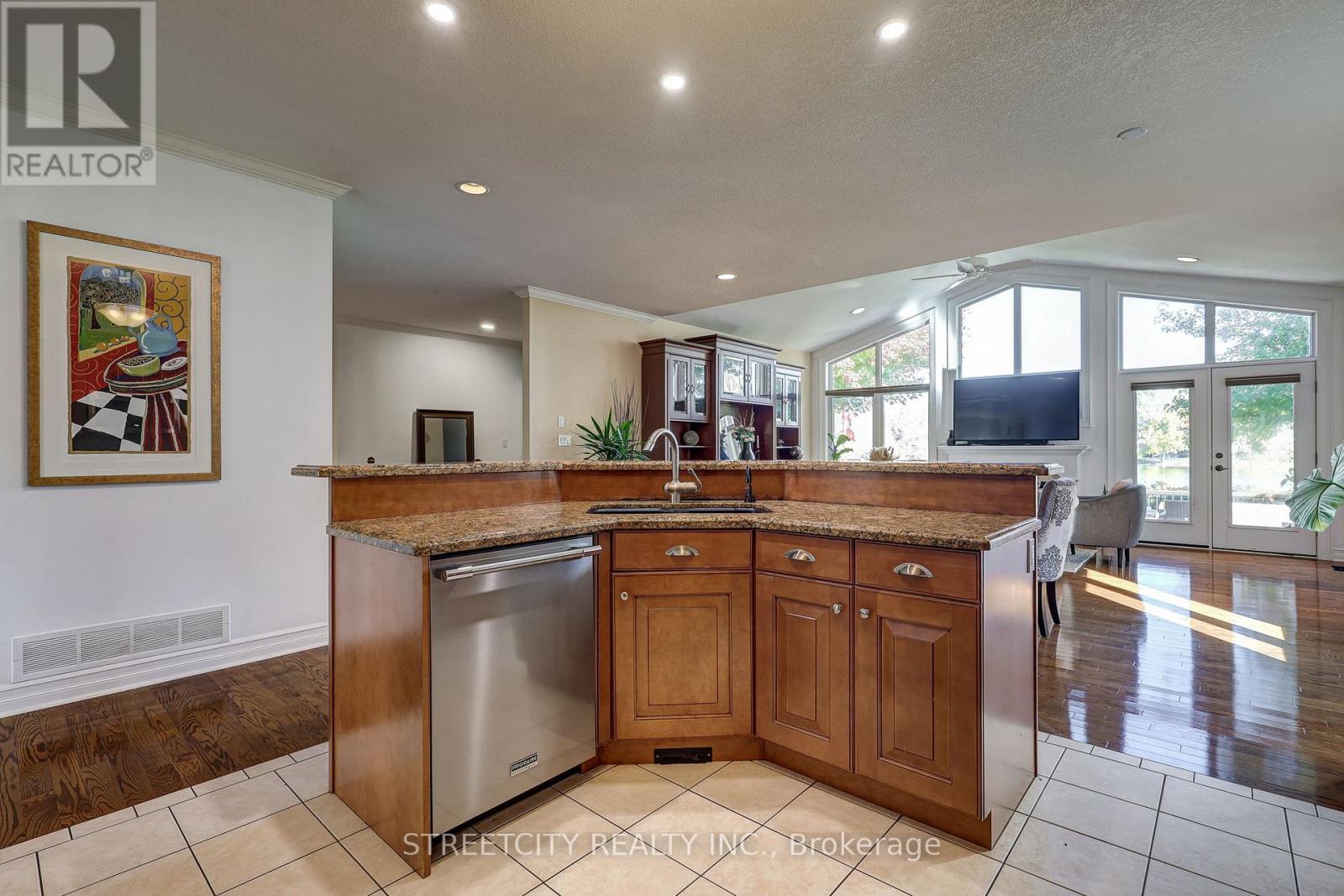 21 Beechwood Circle, St. Thomas, Ontario  N5R 6K4 - Photo 9 - X12462371