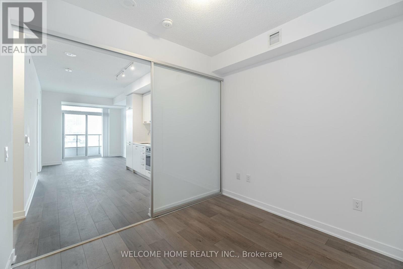 1019 - 38 Honeycrisp Crescent, Vaughan, Ontario  L4K 0M8 - Photo 4 - N12469410