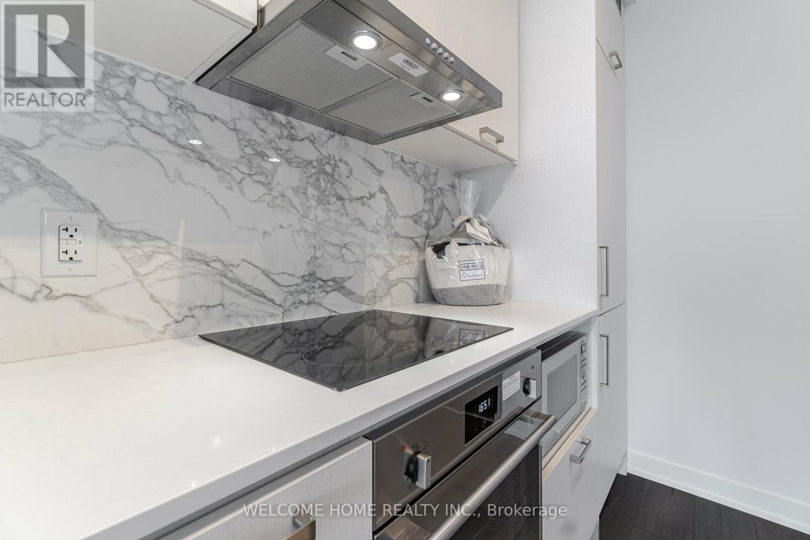 1019 - 38 Honeycrisp Crescent, Vaughan, Ontario  L4K 0M8 - Photo 5 - N12469410