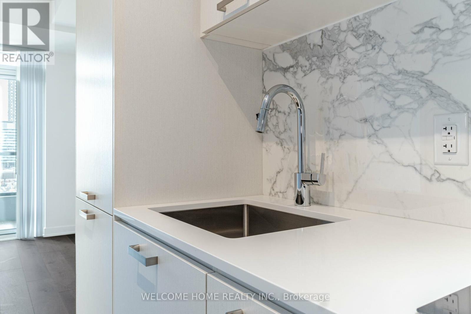 1019 - 38 Honeycrisp Crescent, Vaughan, Ontario  L4K 0M8 - Photo 6 - N12469410