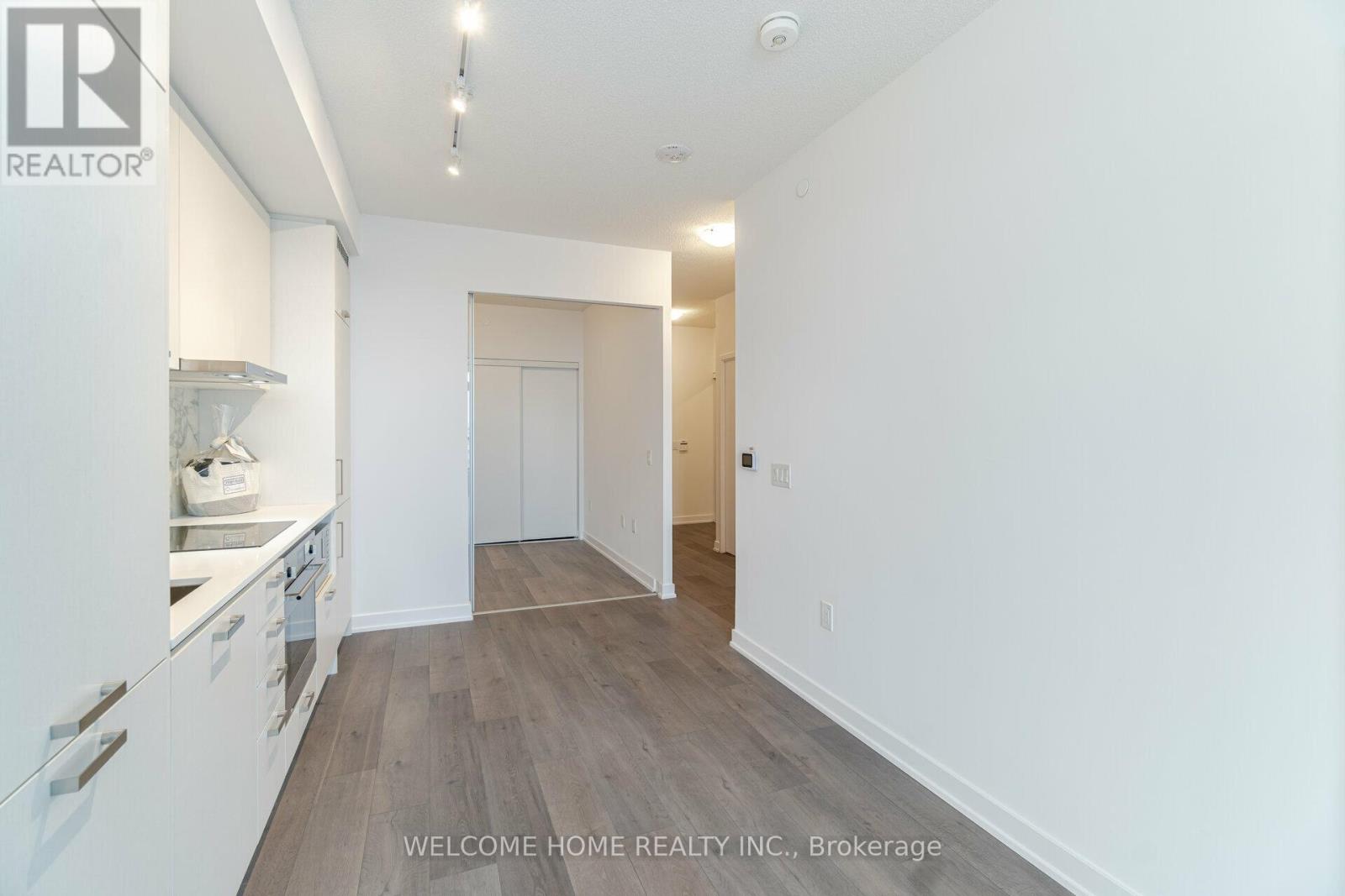 1019 - 38 Honeycrisp Crescent, Vaughan, Ontario  L4K 0M8 - Photo 7 - N12469410