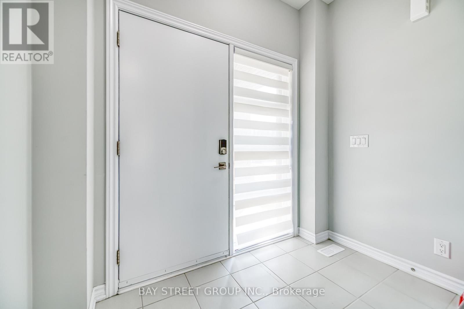 32 Jessica Antonella Street, Markham, Ontario  L6C 3K3 - Photo 4 - N12469429