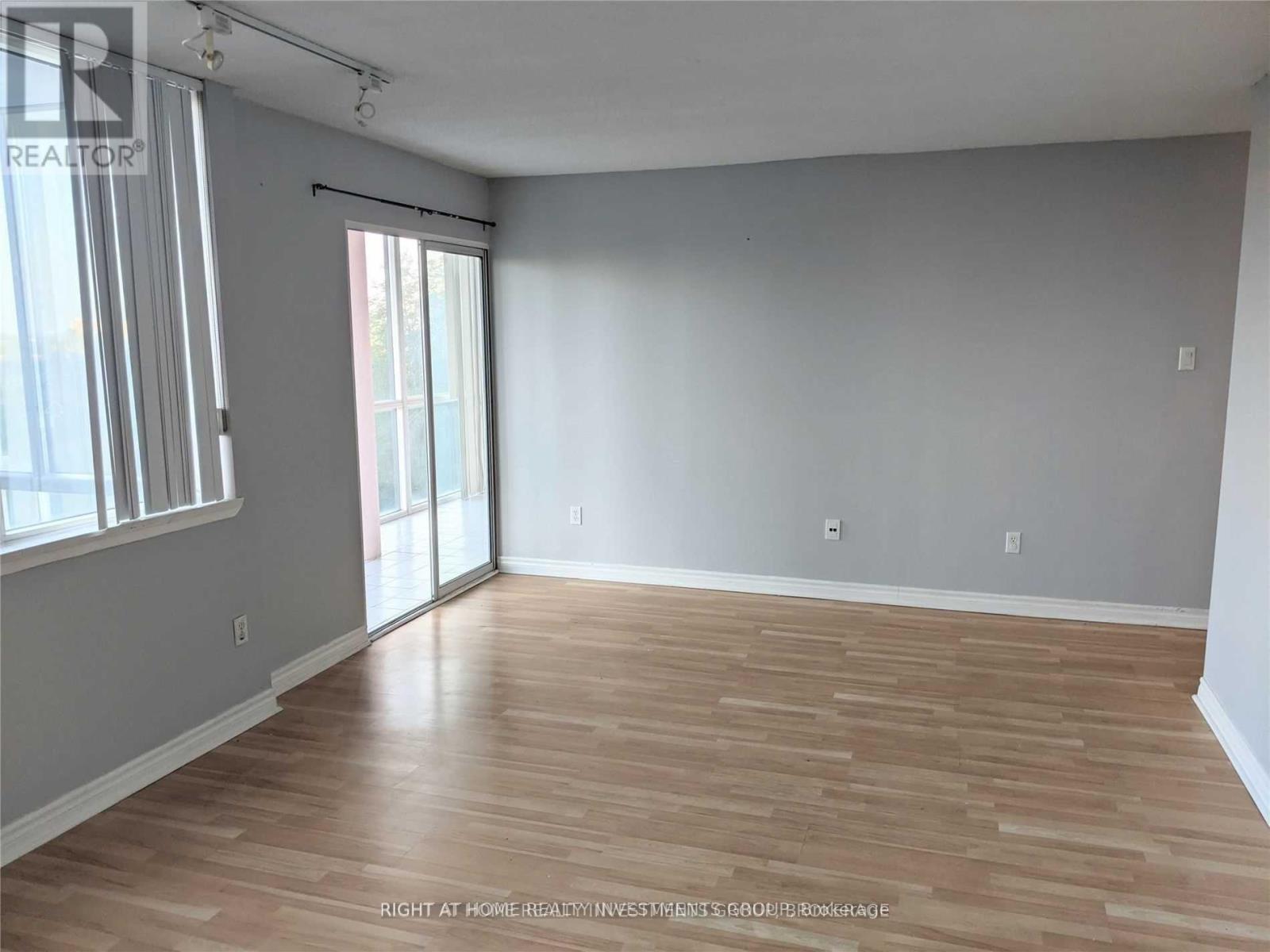 512 - 350 Webb Drive, Mississauga, Ontario  L5B 3W4 - Photo 3 - W12469393
