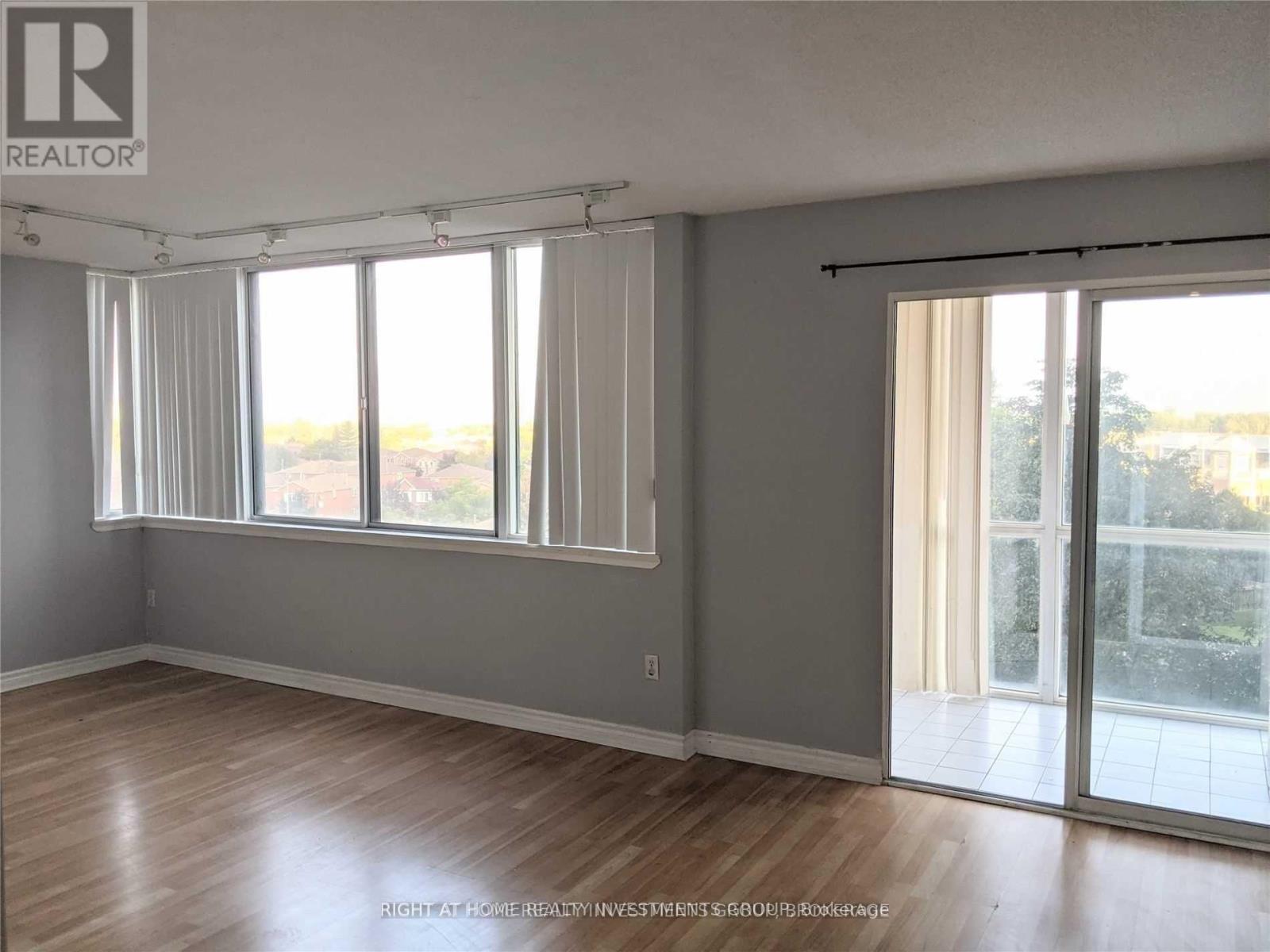 512 - 350 Webb Drive, Mississauga, Ontario  L5B 3W4 - Photo 4 - W12469393