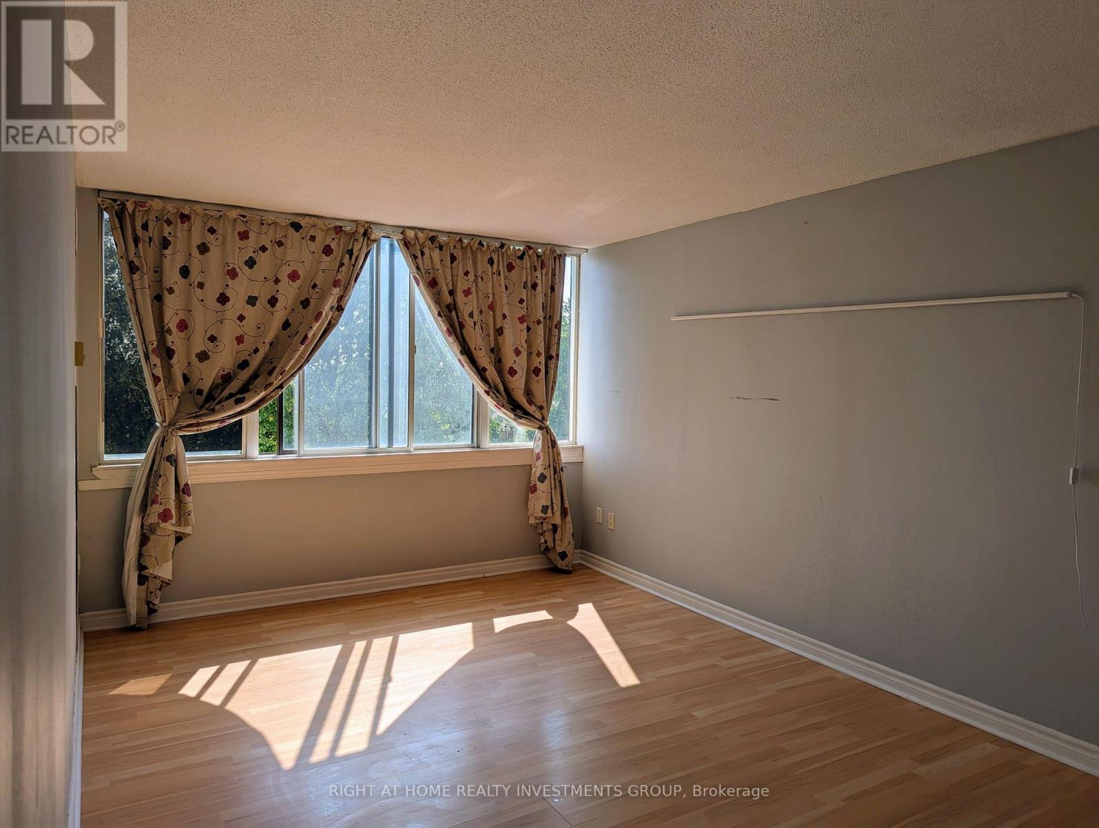 512 - 350 Webb Drive, Mississauga, Ontario  L5B 3W4 - Photo 5 - W12469393