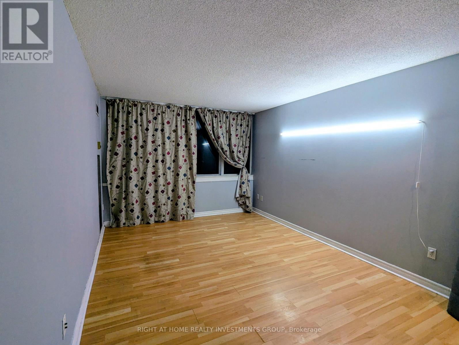512 - 350 Webb Drive, Mississauga, Ontario  L5B 3W4 - Photo 6 - W12469393