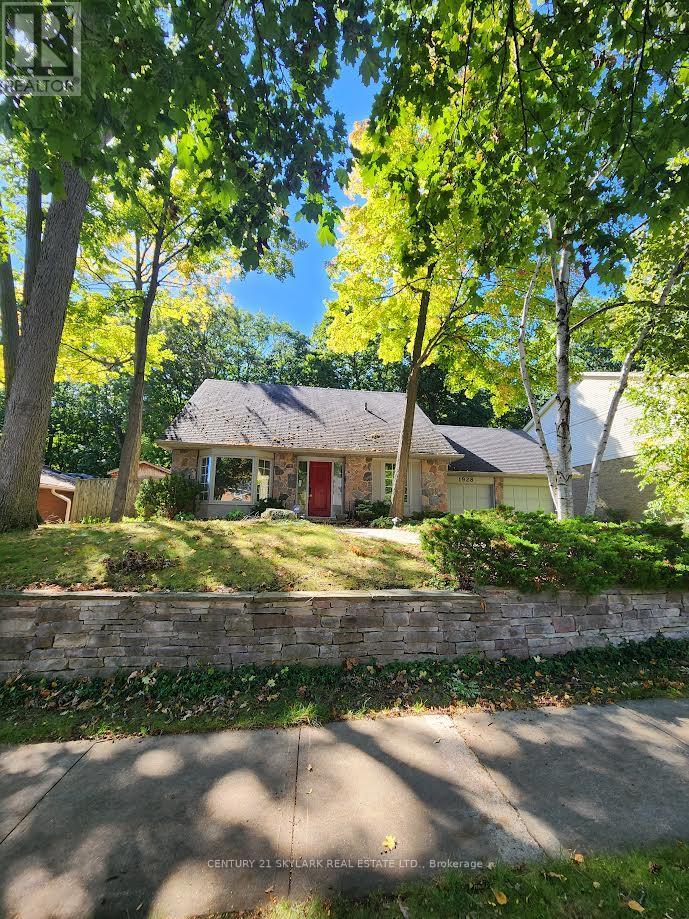 1928 Four Seasons Drive, Burlington, Ontario  L7P 2Y1 - Photo 2 - W12469407