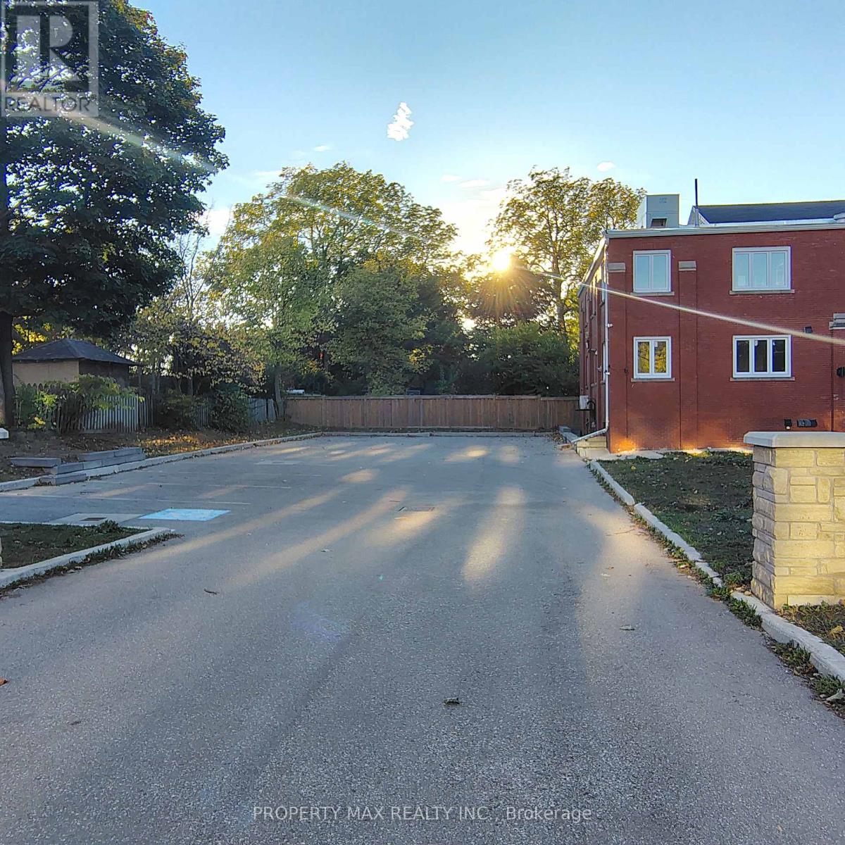 1061 Richmond Street, London East, Ontario  N6A 3J7 - Photo 44 - X12469394