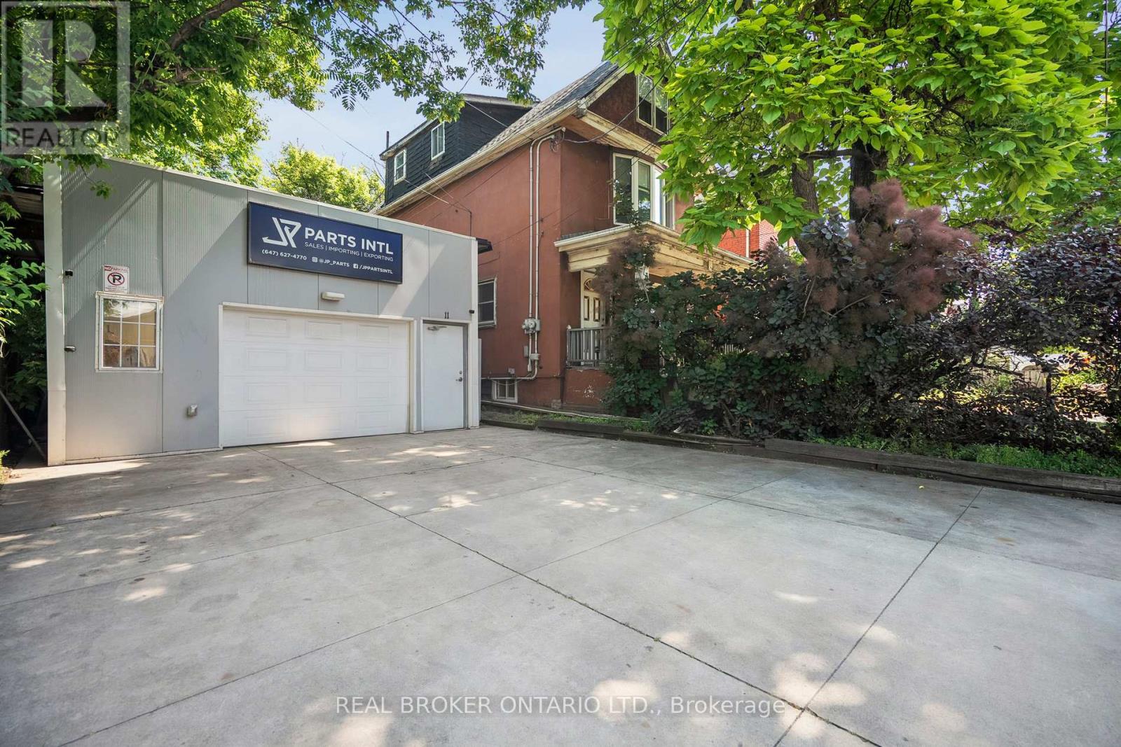 11 Whitfield Avenue, Hamilton, Ontario  L8L 4B5 - Photo 3 - X12469408