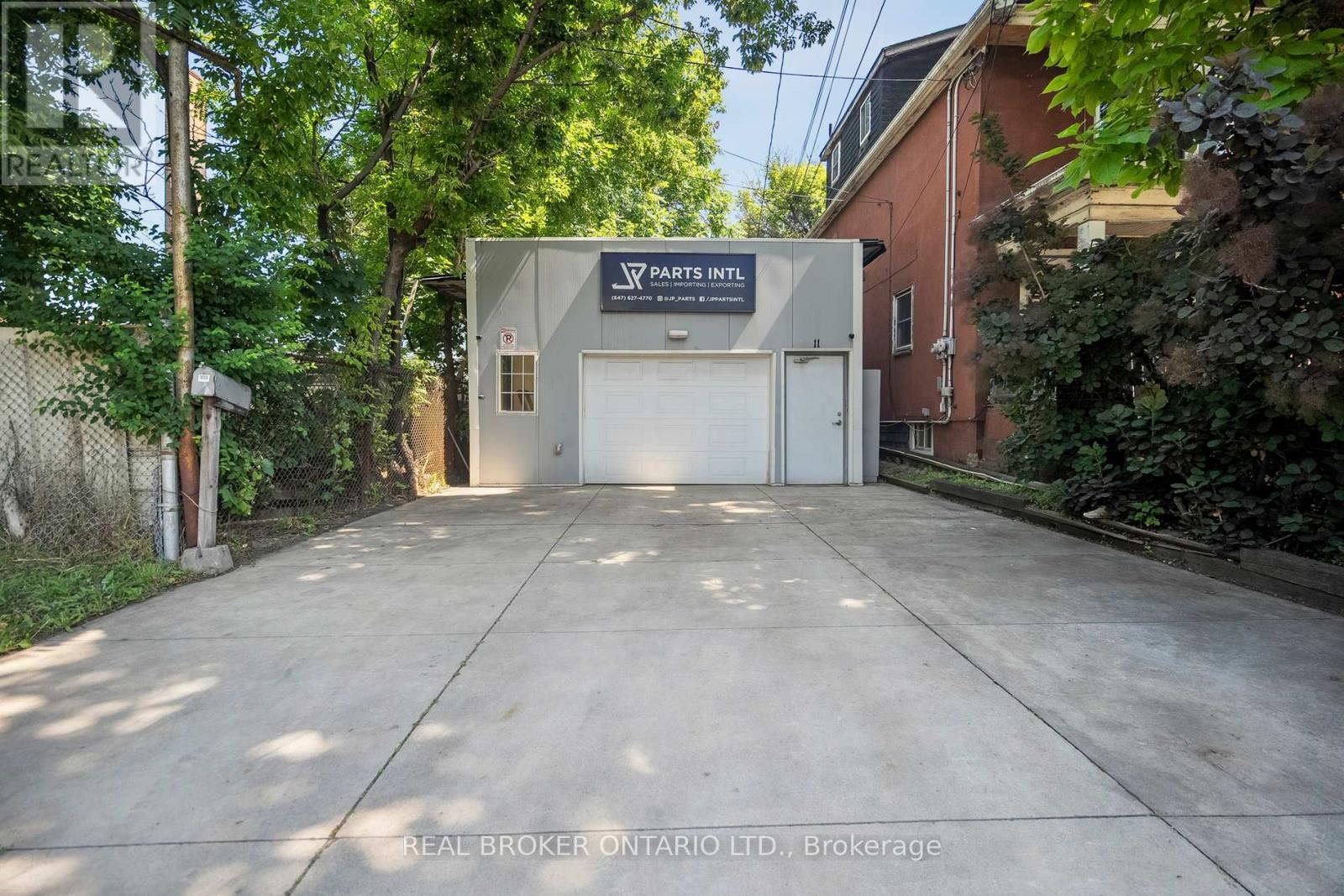 11 Whitfield Avenue, Hamilton, Ontario  L8L 4B5 - Photo 4 - X12469408