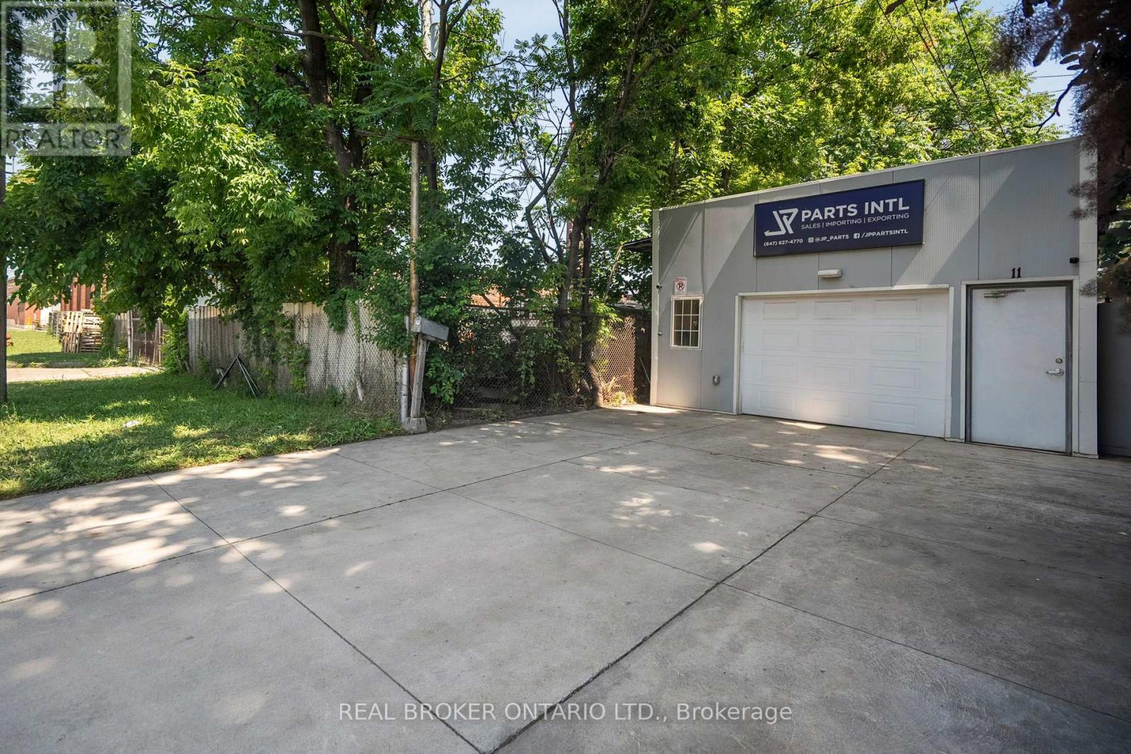 11 Whitfield Avenue, Hamilton, Ontario  L8L 4B5 - Photo 5 - X12469408