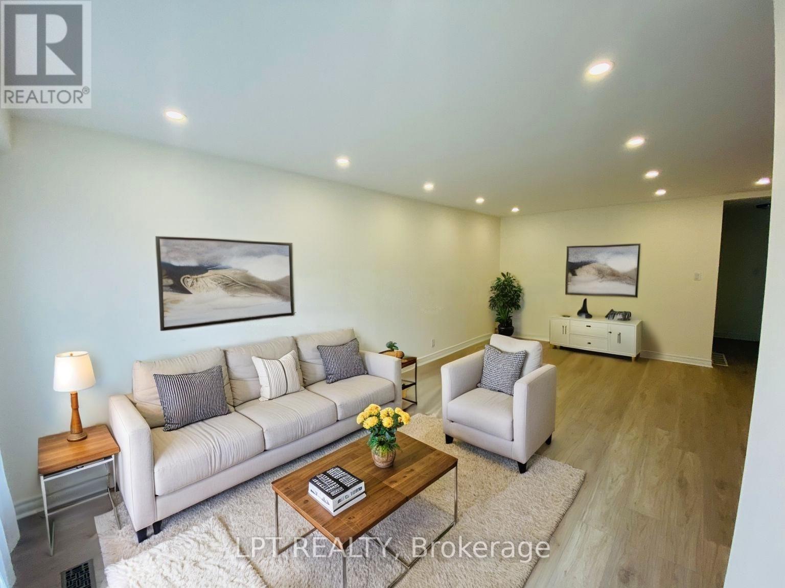 Main - 26 Davis Drive, Aurora, Ontario  L4G 2B6 - Photo 2 - N12469515