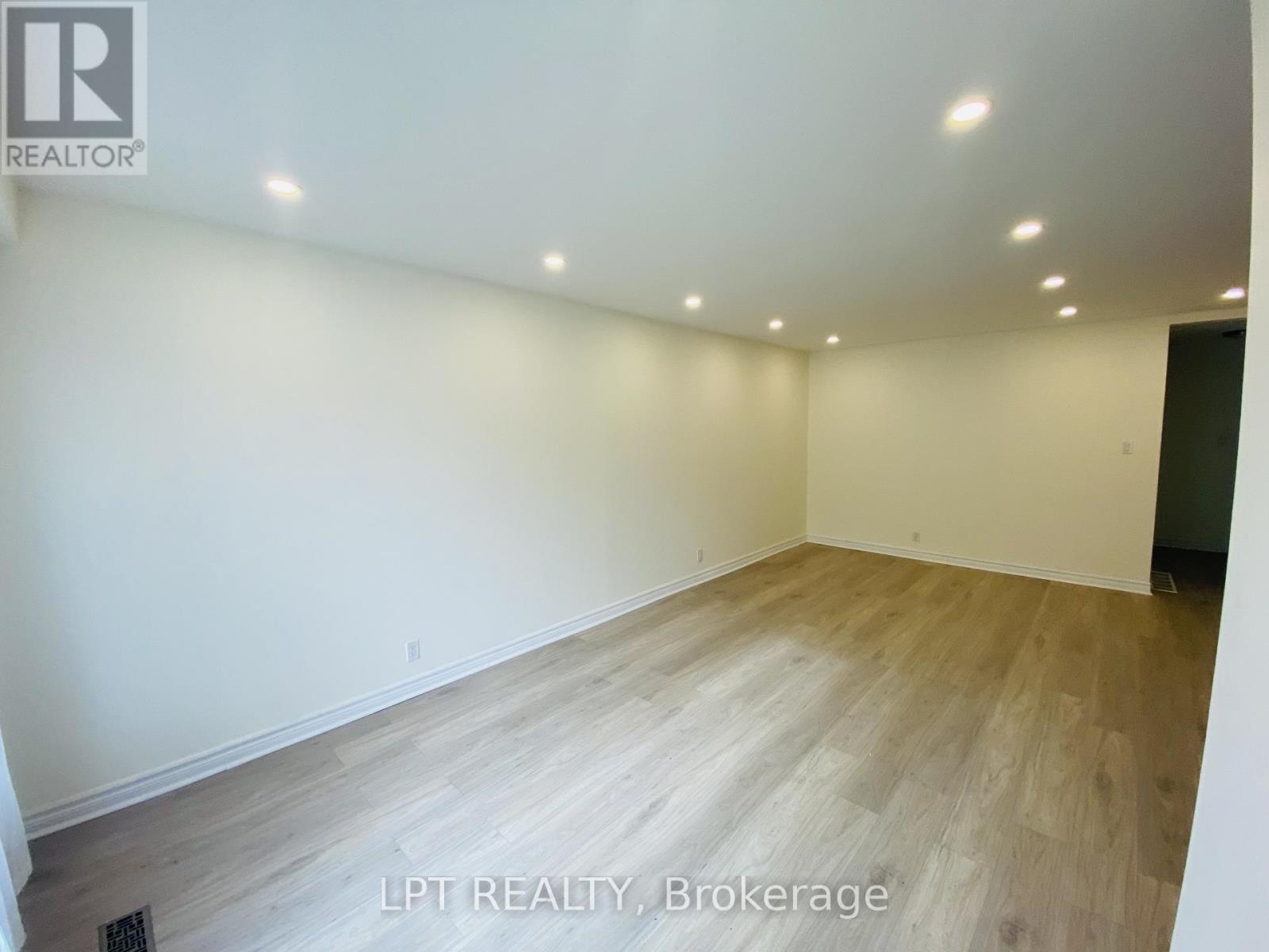 Main - 26 Davis Drive, Aurora, Ontario  L4G 2B6 - Photo 3 - N12469515