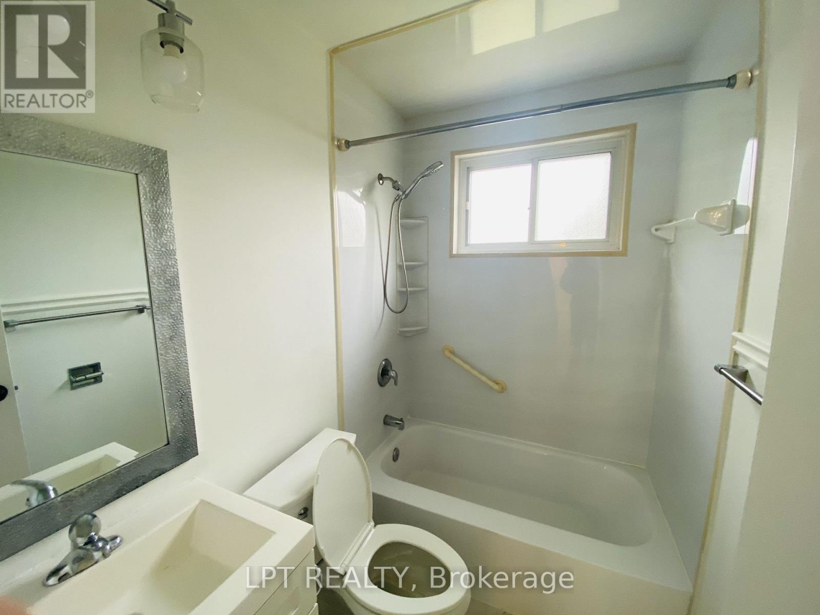Main - 26 Davis Drive, Aurora, Ontario  L4G 2B6 - Photo 9 - N12469515