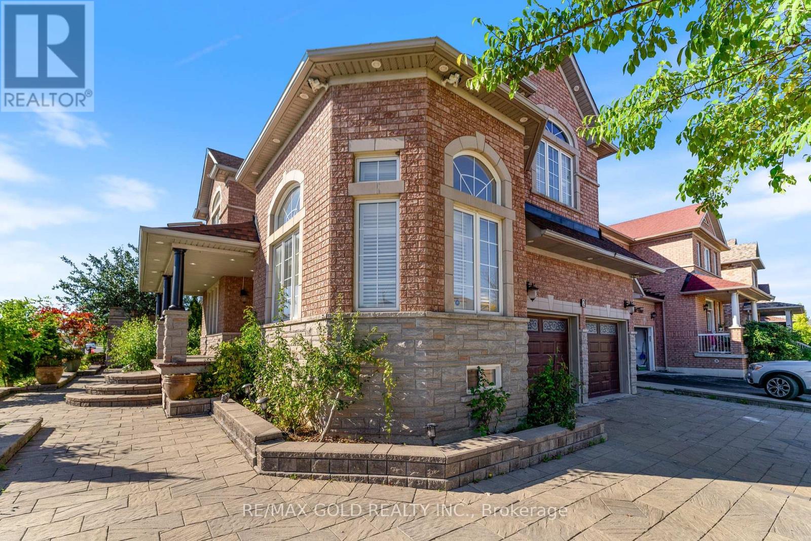 2 Revelstoke Place, Brampton, Ontario  L6R 3G3 - Photo 3 - W12469483