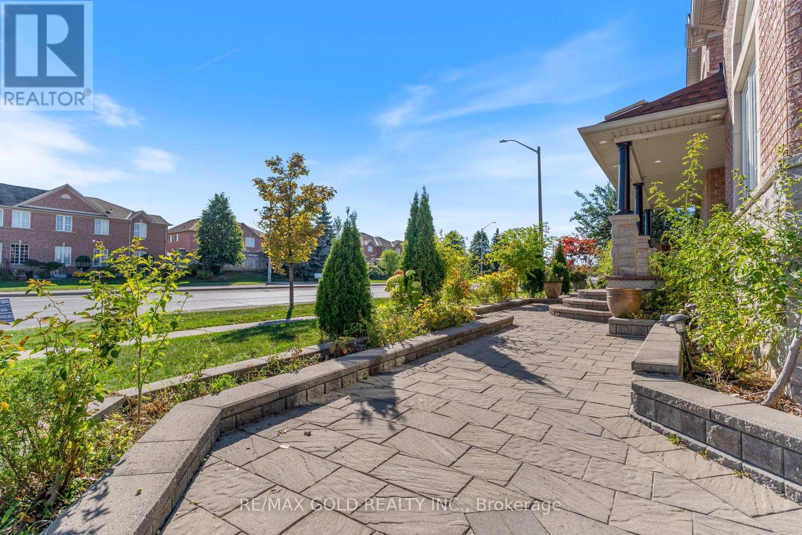 2 Revelstoke Place, Brampton, Ontario  L6R 3G3 - Photo 4 - W12469483