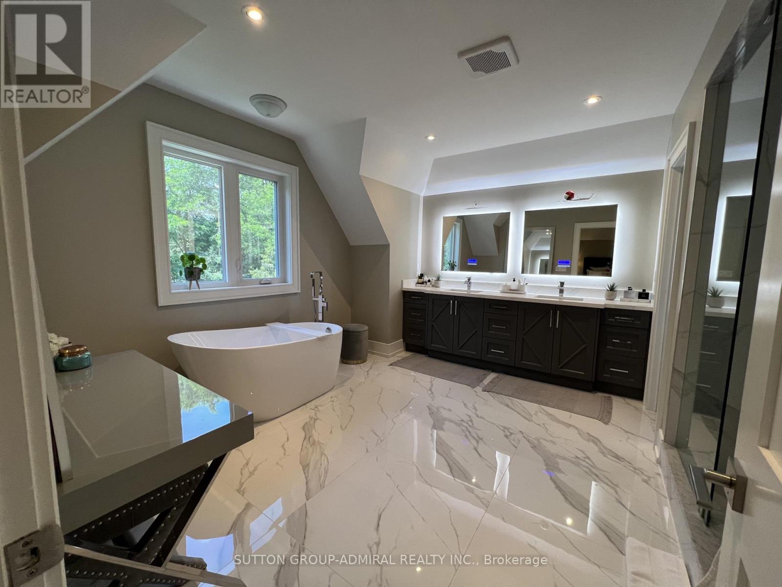 1060 Kipling Avenue, Toronto, Ontario  M9B 3L9 - Photo 13 - W12469512