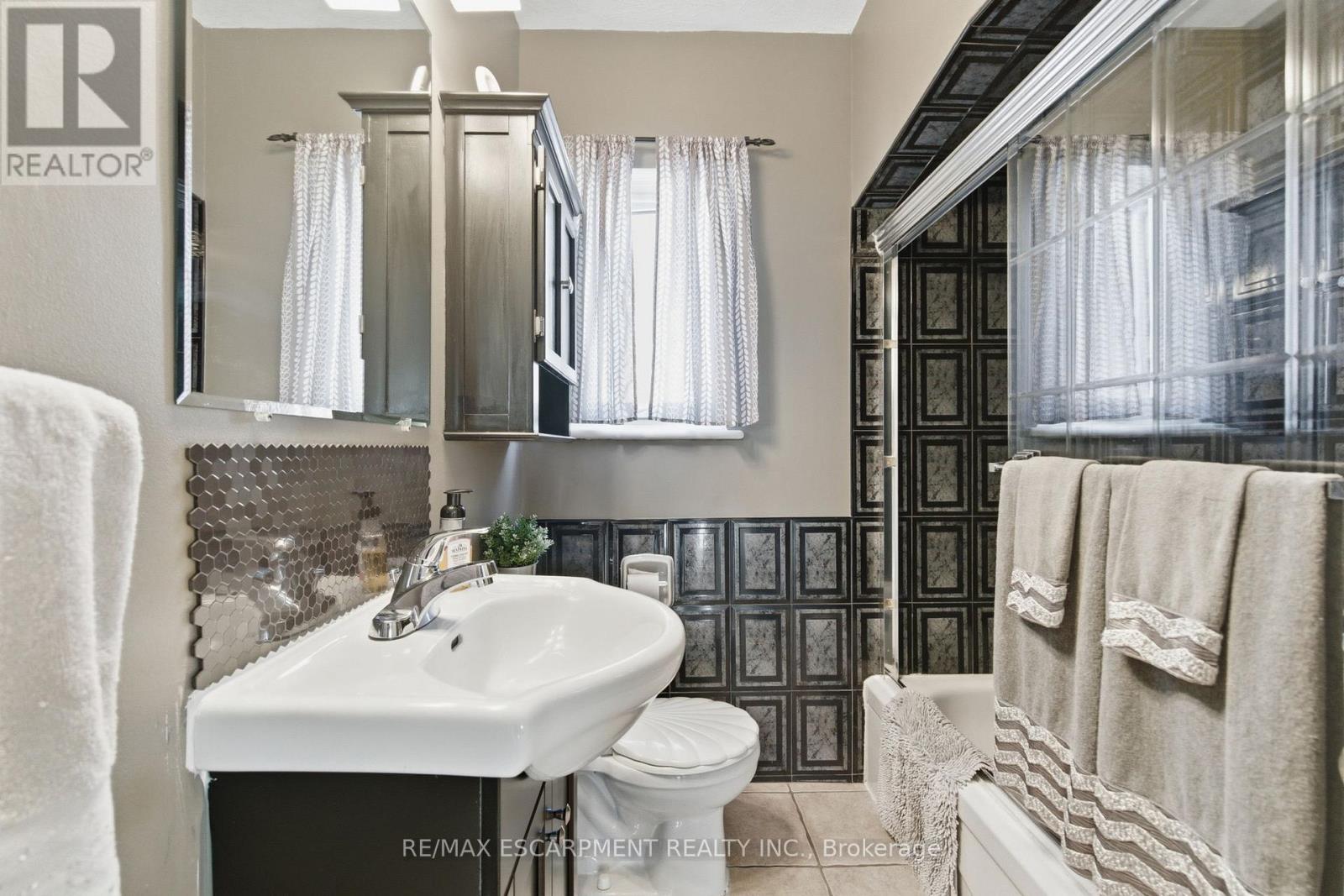 91 East 42nd Street, Hamilton, Ontario  L8T 3A2 - Photo 18 - X12469448