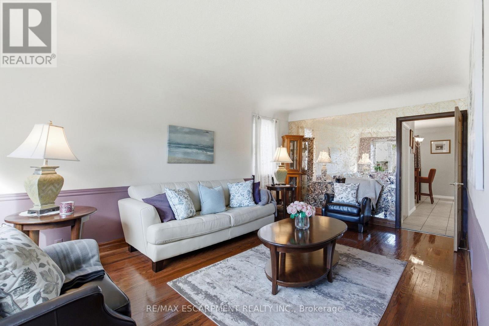 91 East 42nd Street, Hamilton, Ontario  L8T 3A2 - Photo 3 - X12469448