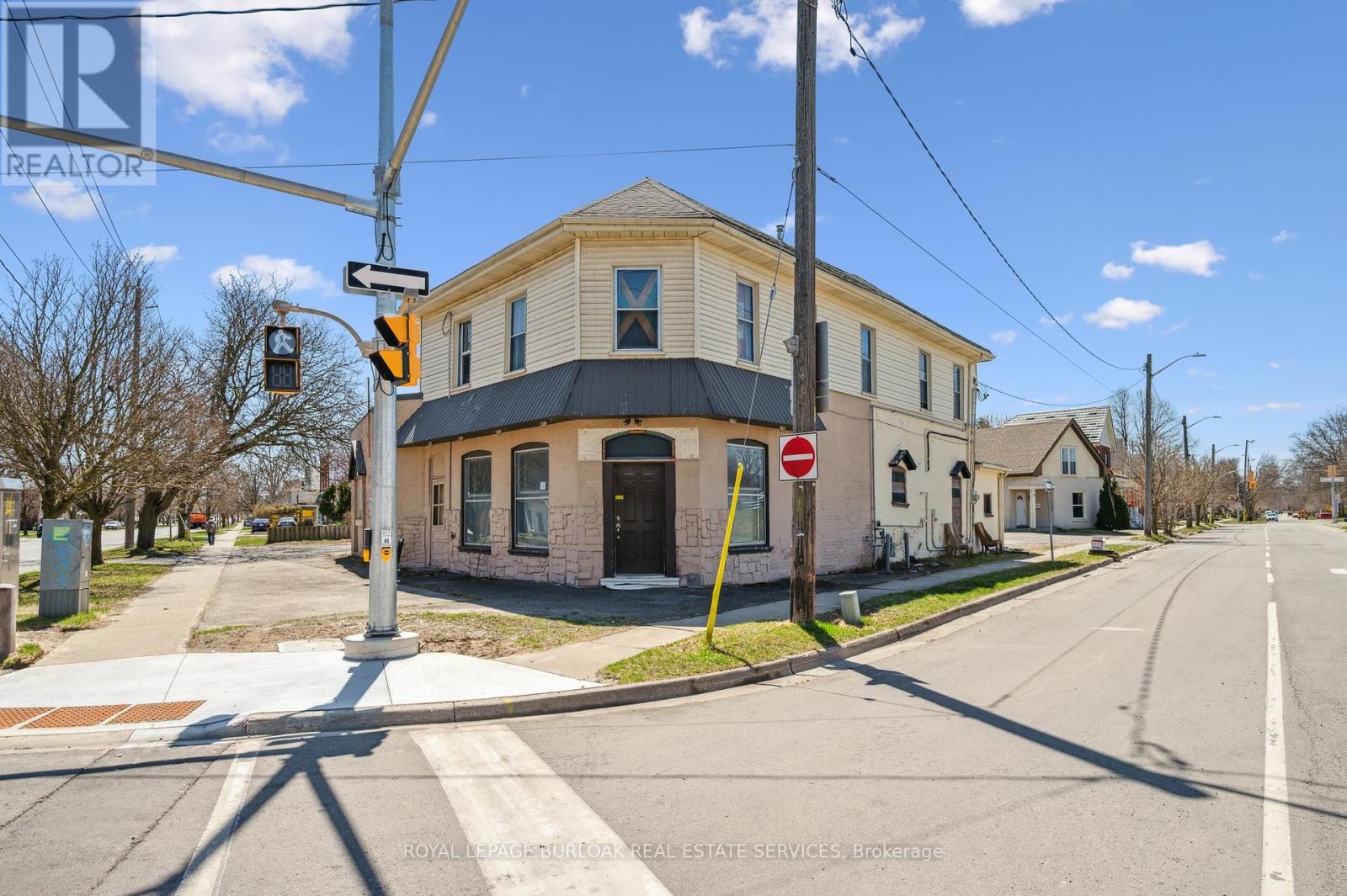 75 Erie Avenue, Brantford, Ontario  N3S 2G1 - Photo 3 - X12469485