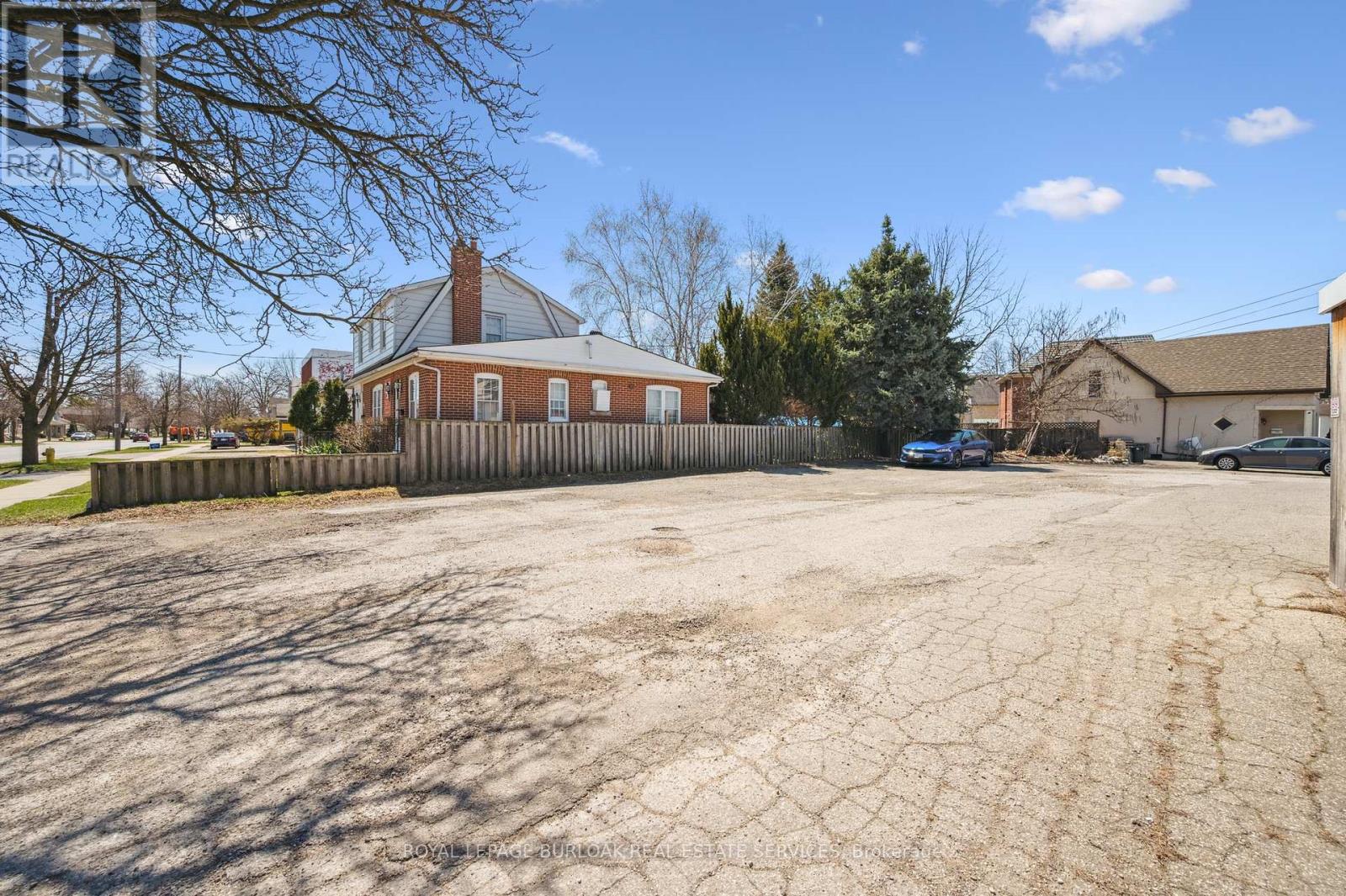 75 Erie Avenue, Brantford, Ontario  N3S 2G1 - Photo 6 - X12469485