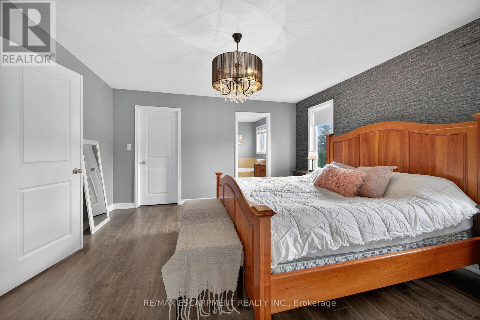 27 Surrey Drive, Hamilton, Ontario  L9K 1L9 - Photo 21 - X12469489