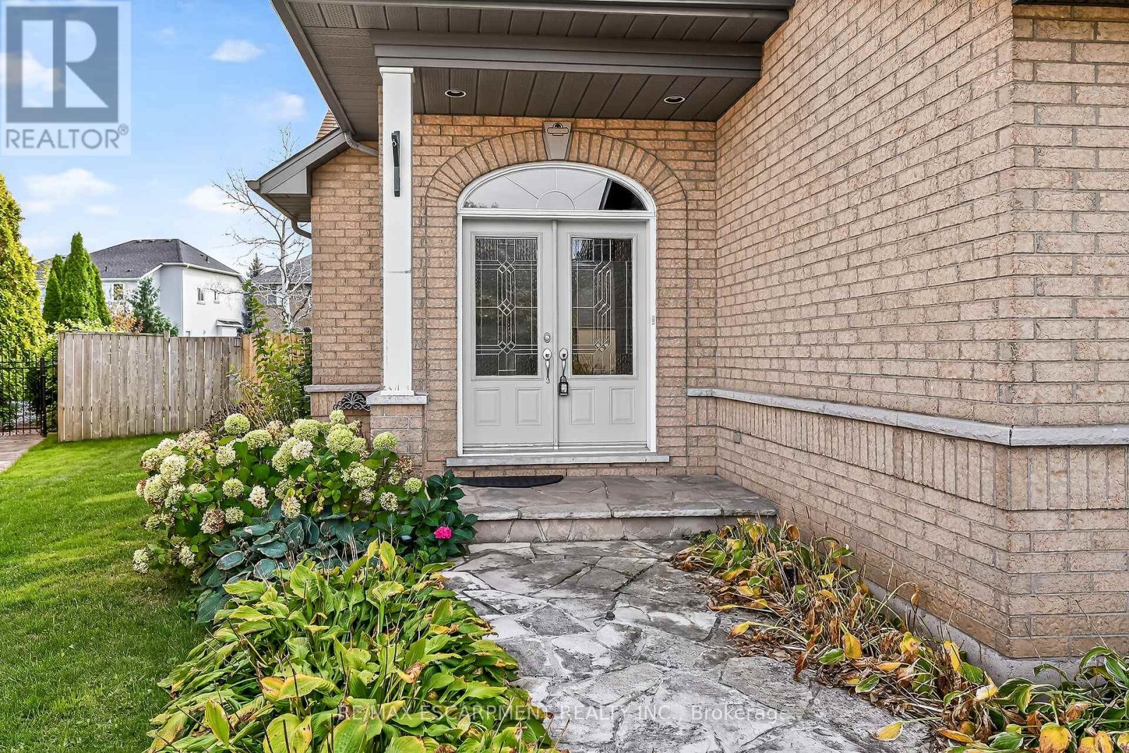 27 Surrey Drive, Hamilton, Ontario  L9K 1L9 - Photo 3 - X12469489
